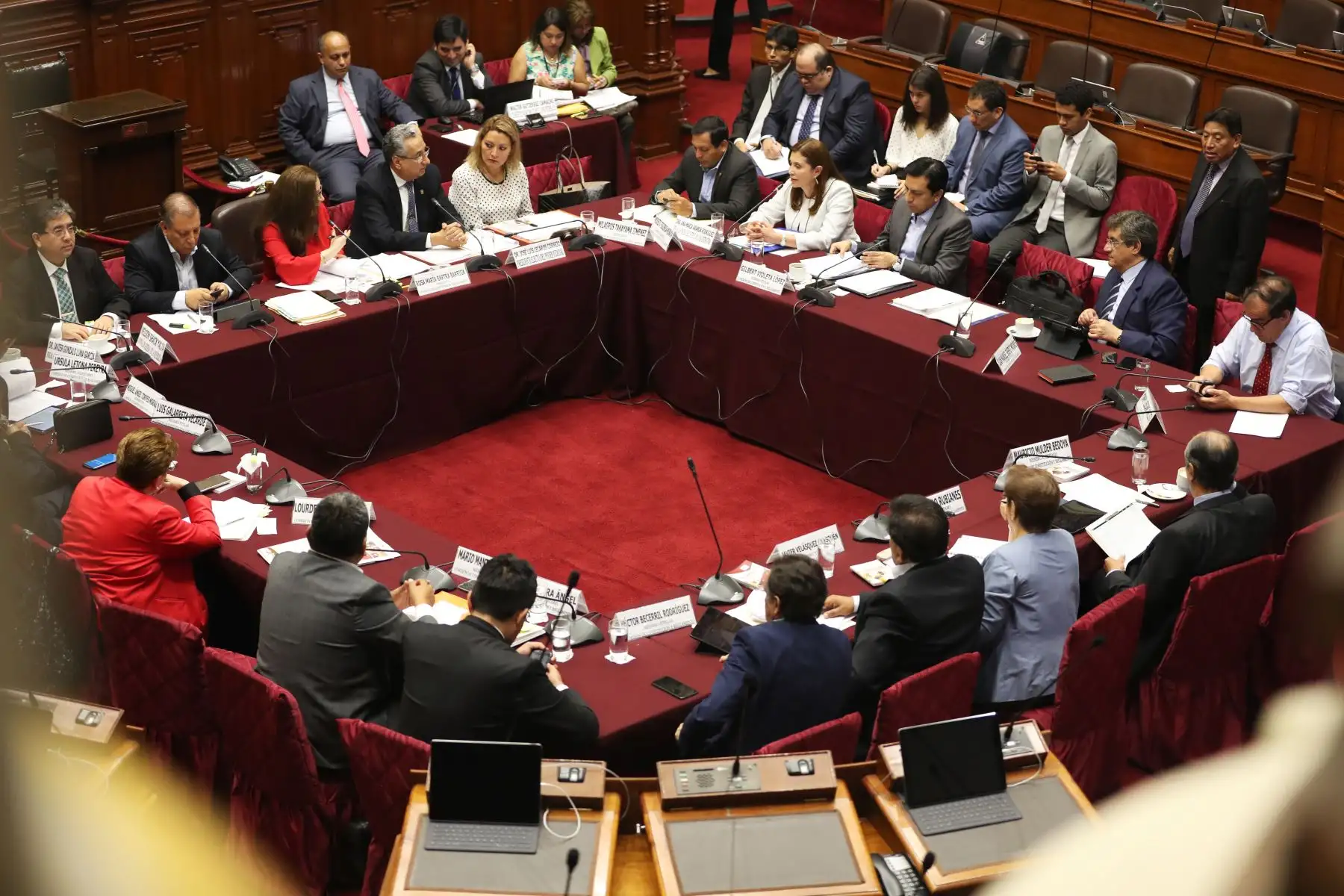 Sesión de la Comisión de Constitución del Congreso, cuenta con la presencia del Contralor, Nelson Shak; Defensor del Pueblo, Walter Gutierrez; Jefa de la Ocma, Ana María Aranda; Presidente del Poder Judicial, Jose Luis Lecaros y el representante de la Fiscalía de la Nación, Javier Luna Garcia.  Foto: ANDINA/Melina Mejía