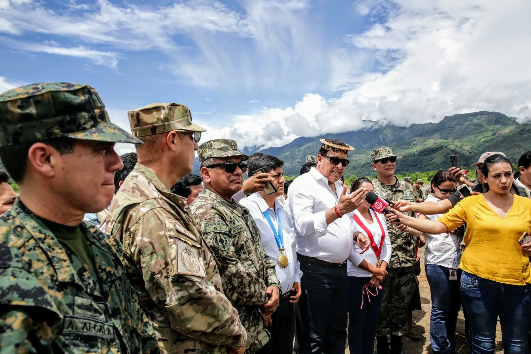 Ministro de Defensa José Huerta llega en avioneta a nueva pista de aterrizaje en el distrito de Pichari, Cusco. Foto: ANDINA/Luis Iparraguirre