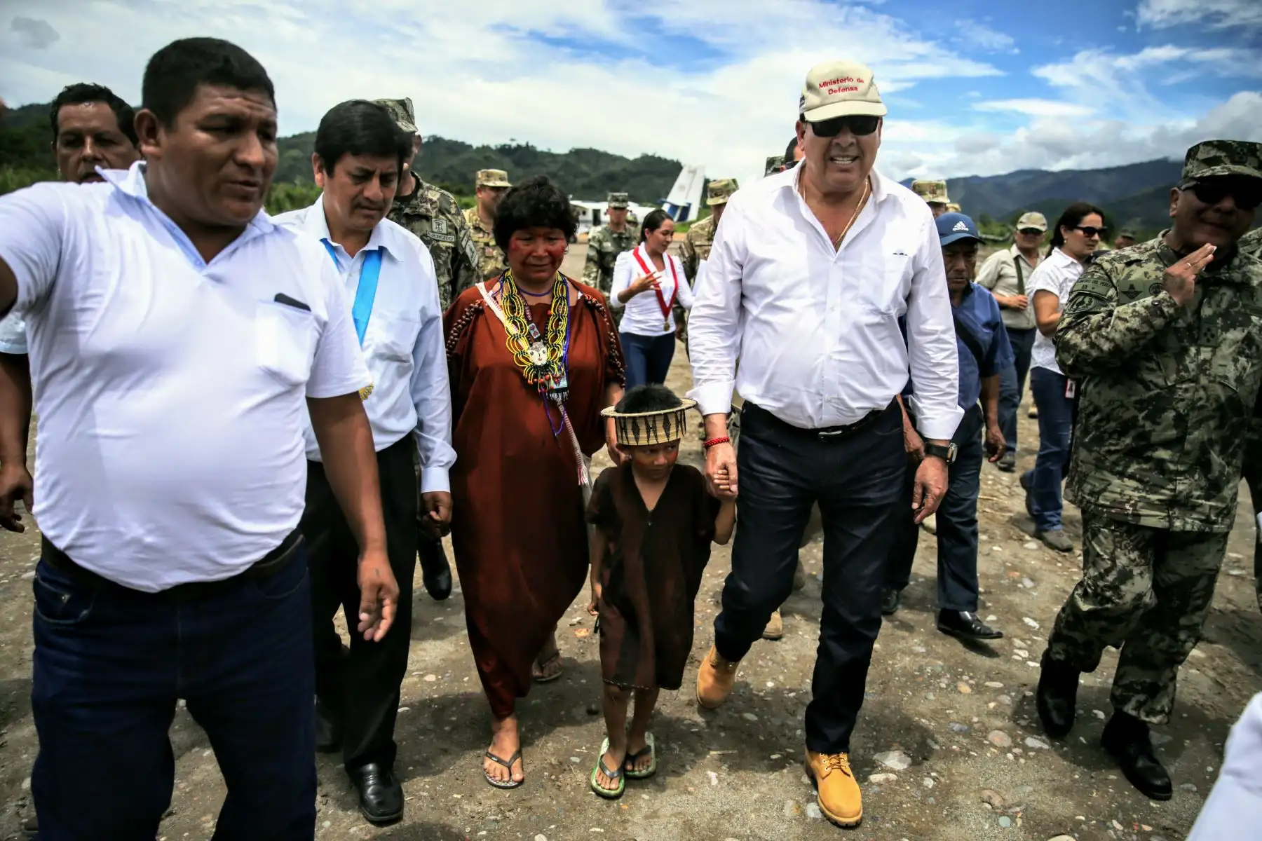 Ministro de Defensa José Huerta llega en avioneta a nueva pista de aterrizaje en el distrito de Pichari, Cusco. Foto: ANDINA/Luis Iparraguirre