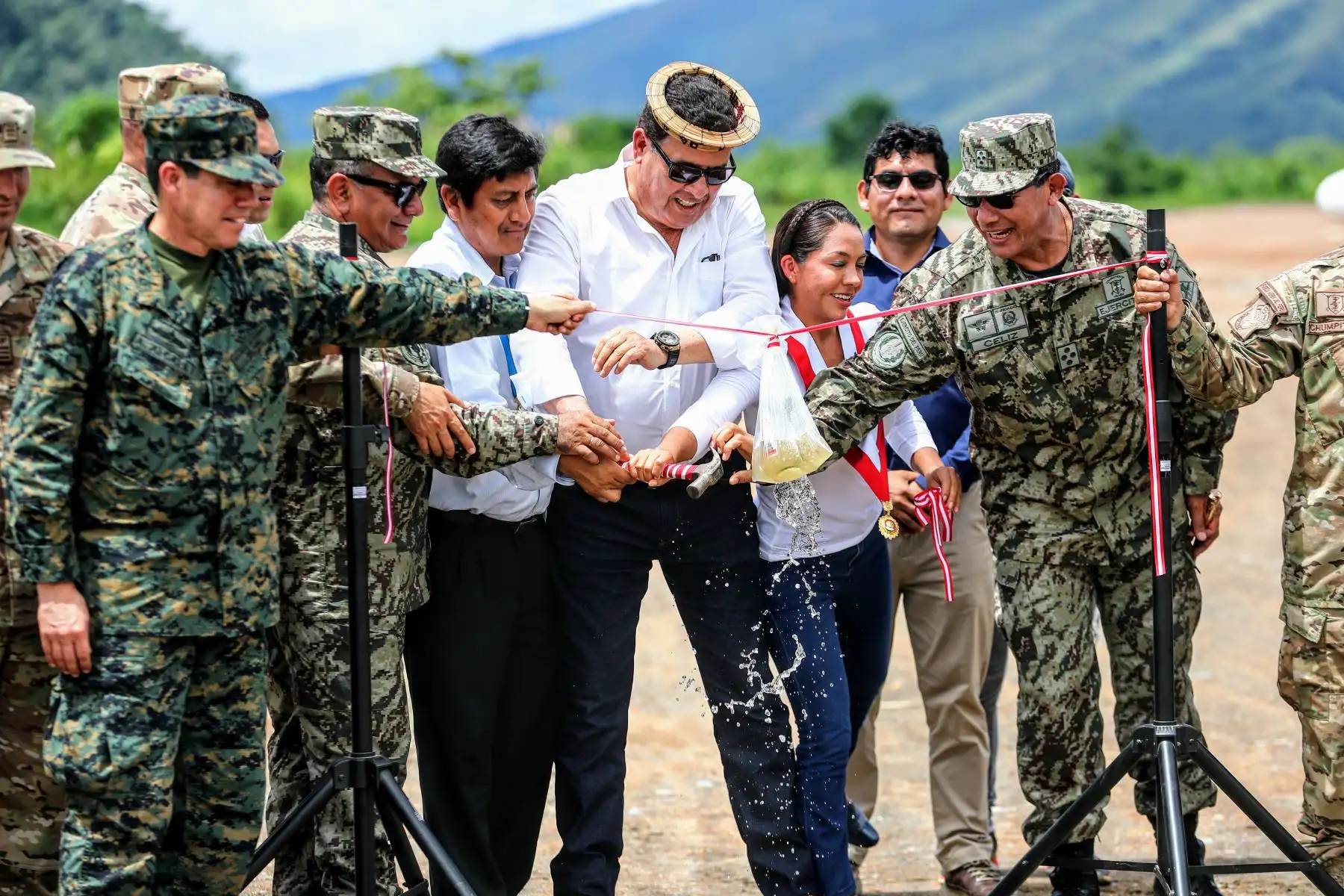Ministro de Defensa José Huerta llega en avioneta a nueva pista de aterrizaje en el distrito de Pichari, Cusco. Foto: ANDINA/Luis Iparraguirre