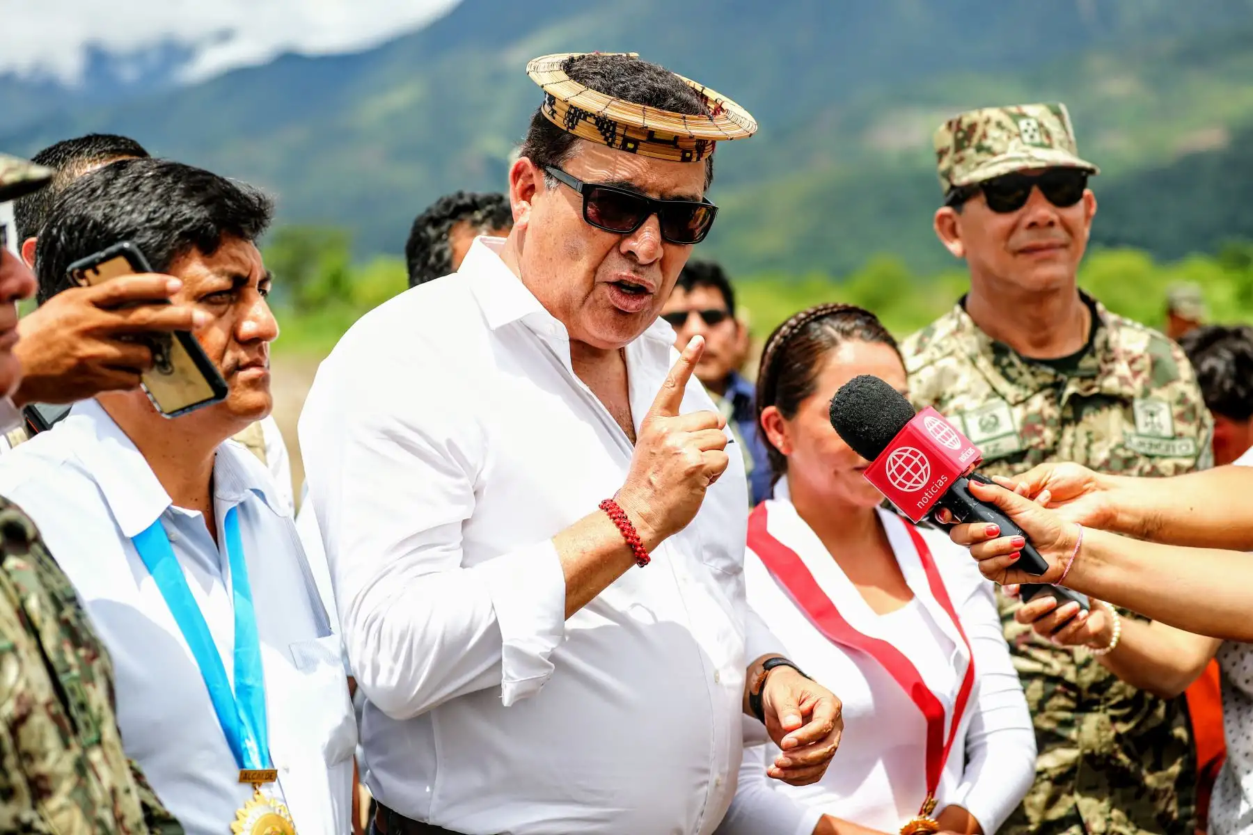 Ministro de Defensa José Huerta llega en avioneta a nueva pista de aterrizaje en el distrito de Pichari, Cusco. Foto: ANDINA/Luis Iparraguirre