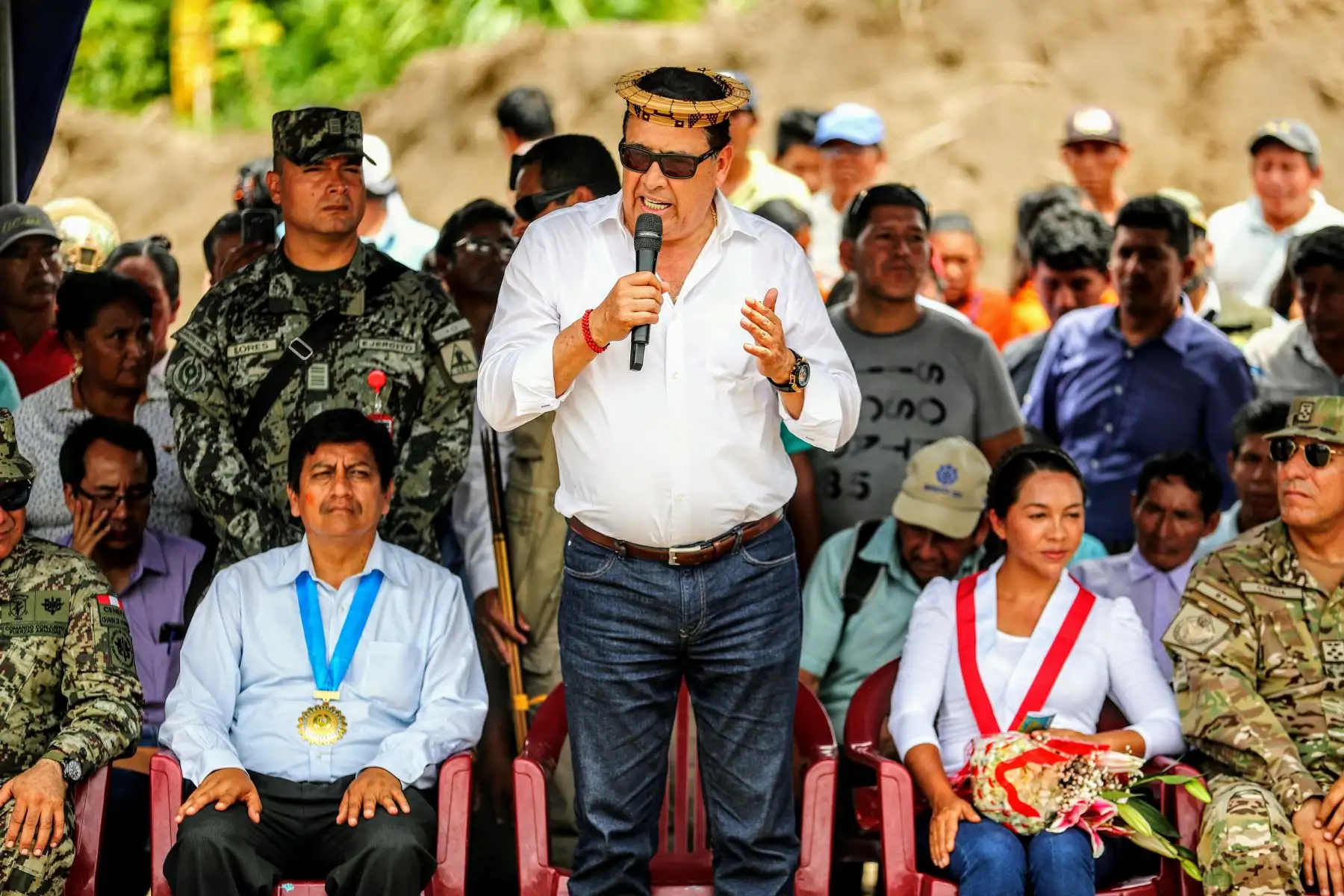 Ministro de Defensa José Huerta llega en avioneta a nueva pista de aterrizaje en el distrito de Pichari, Cusco. Foto: ANDINA/Luis Iparraguirre
