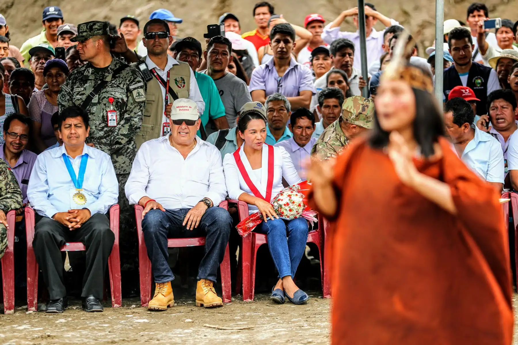 Ministro de Defensa José Huerta llega en avioneta a nueva pista de aterrizaje en el distrito de Pichari, Cusco. Foto: ANDINA/Luis Iparraguirre