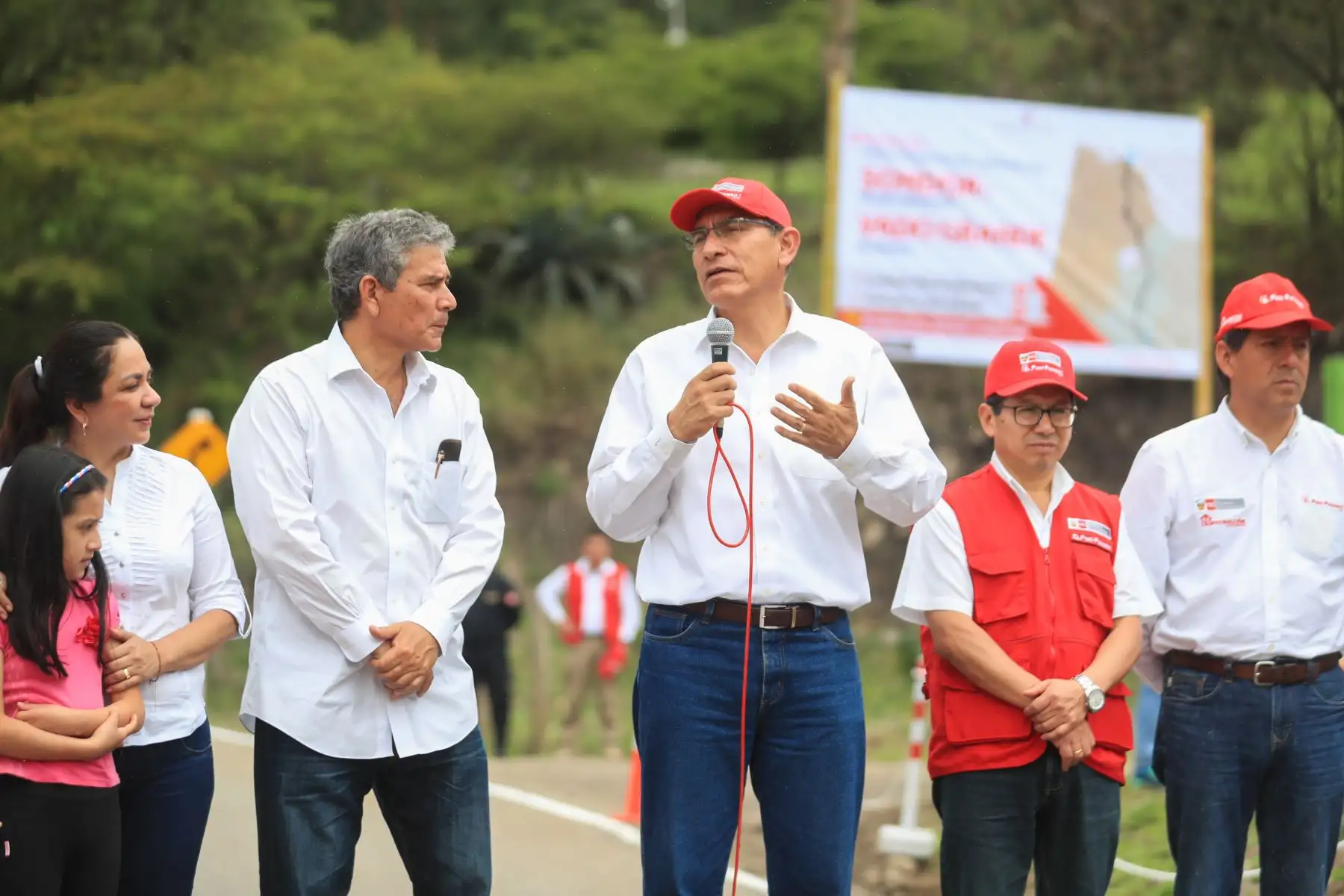 Jefe del Estado,Martín Vizcarra participó en el inicio de obras del Mejoramiento del Establecimiento de Salud de Huarmaca. Foto: ANDINA/Carlos Lezama/Prensa Presidencia
