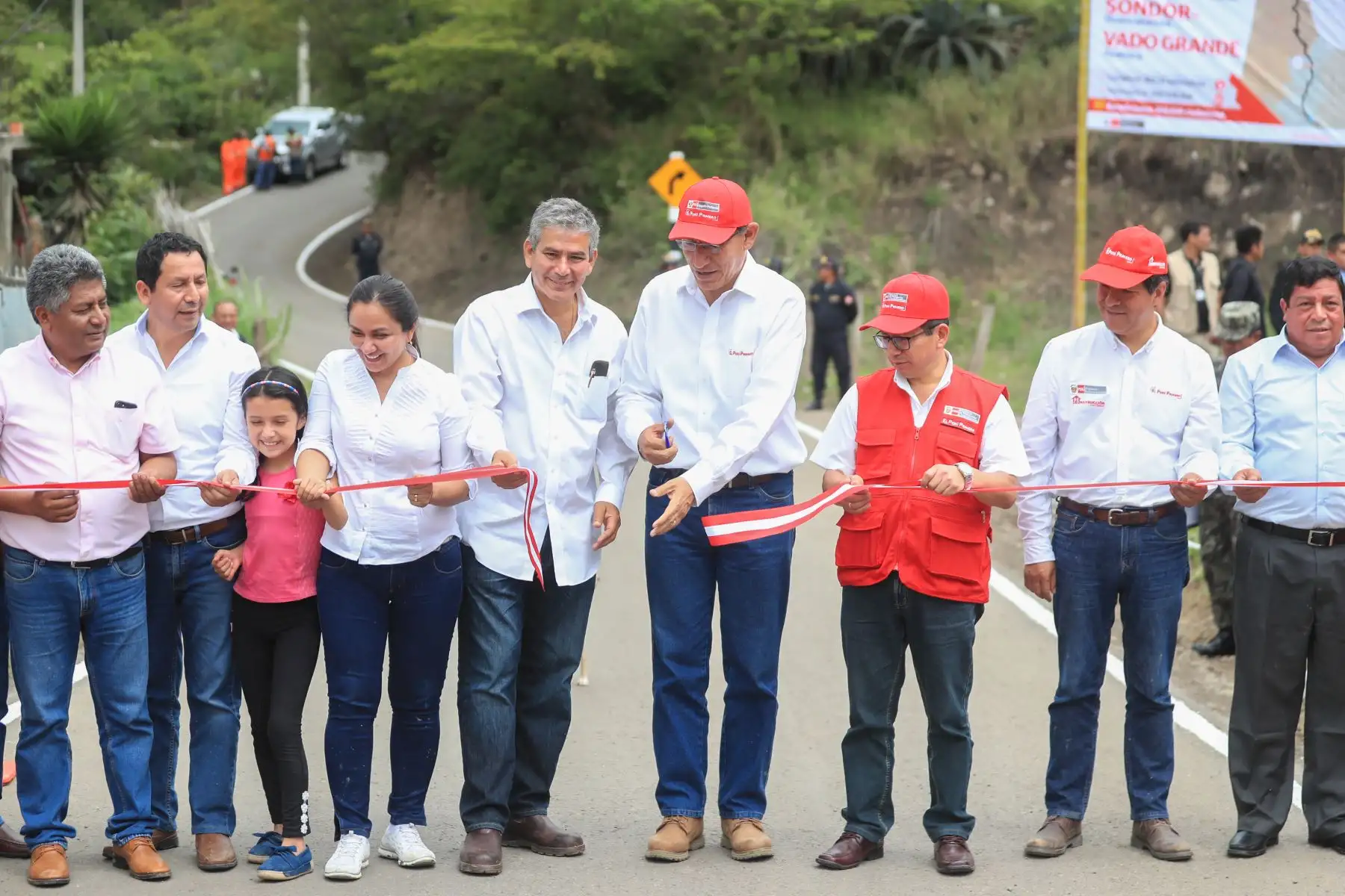 Jefe del Estado,Martín Vizcarra participó en el inicio de obras del Mejoramiento del Establecimiento de Salud de Huarmaca. Foto: ANDINA/Carlos Lezama/Prensa Presidencia
