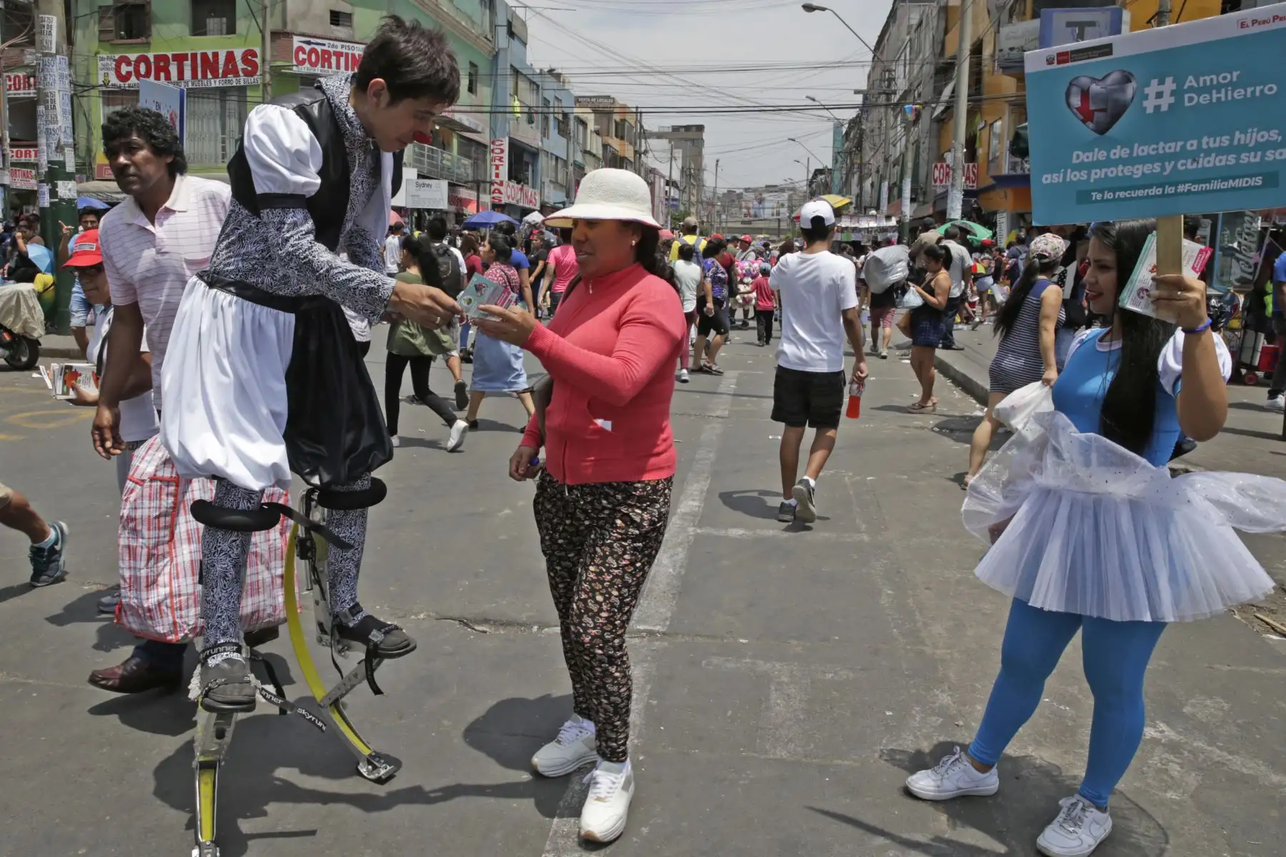 Campaña "Amor de Hierro" en busca de reducir la anemia en el país sensibiliza a la población en los alrededores del Parque Cánepa. Foto: ANDINA/Nathalie Sayago