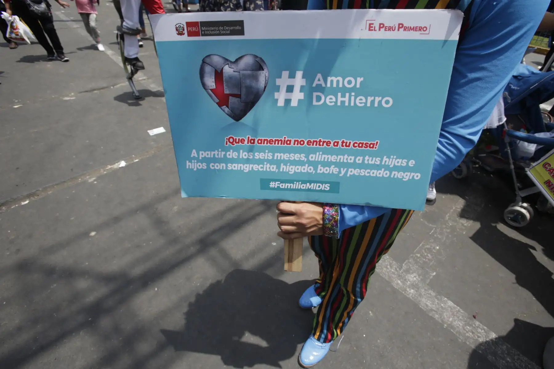 Campaña "Amor de Hierro" en busca de reducir la anemia en el país sensibiliza a la población en los alrededores del Parque Cánepa. Foto: ANDINA/Nathalie Sayago