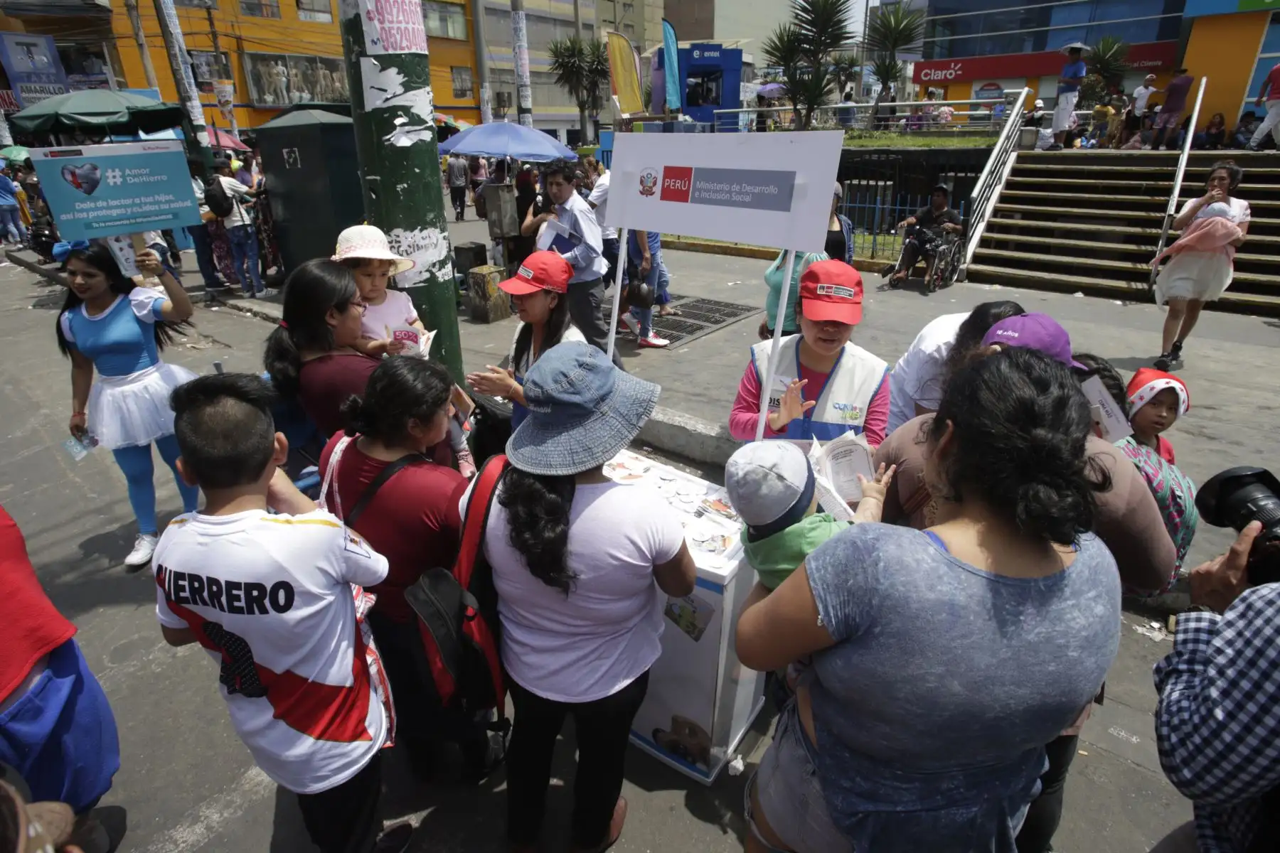 Campaña "Amor de Hierro" en busca de reducir la anemia en el país sensibiliza a la población en los alrededores del Parque Cánepa. Foto: ANDINA/Nathalie Sayago