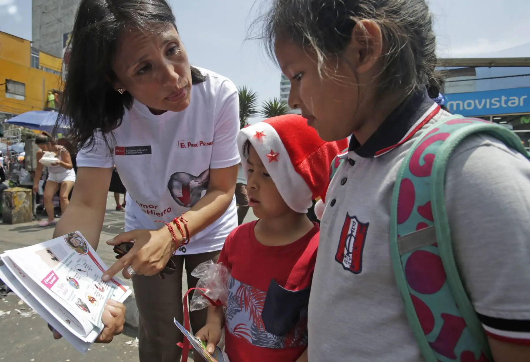 Campaña "Amor de Hierro" en busca de reducir la anemia en el país sensibiliza a la población en los alrededores del Parque Cánepa. Foto: ANDINA/Nathalie Sayago
