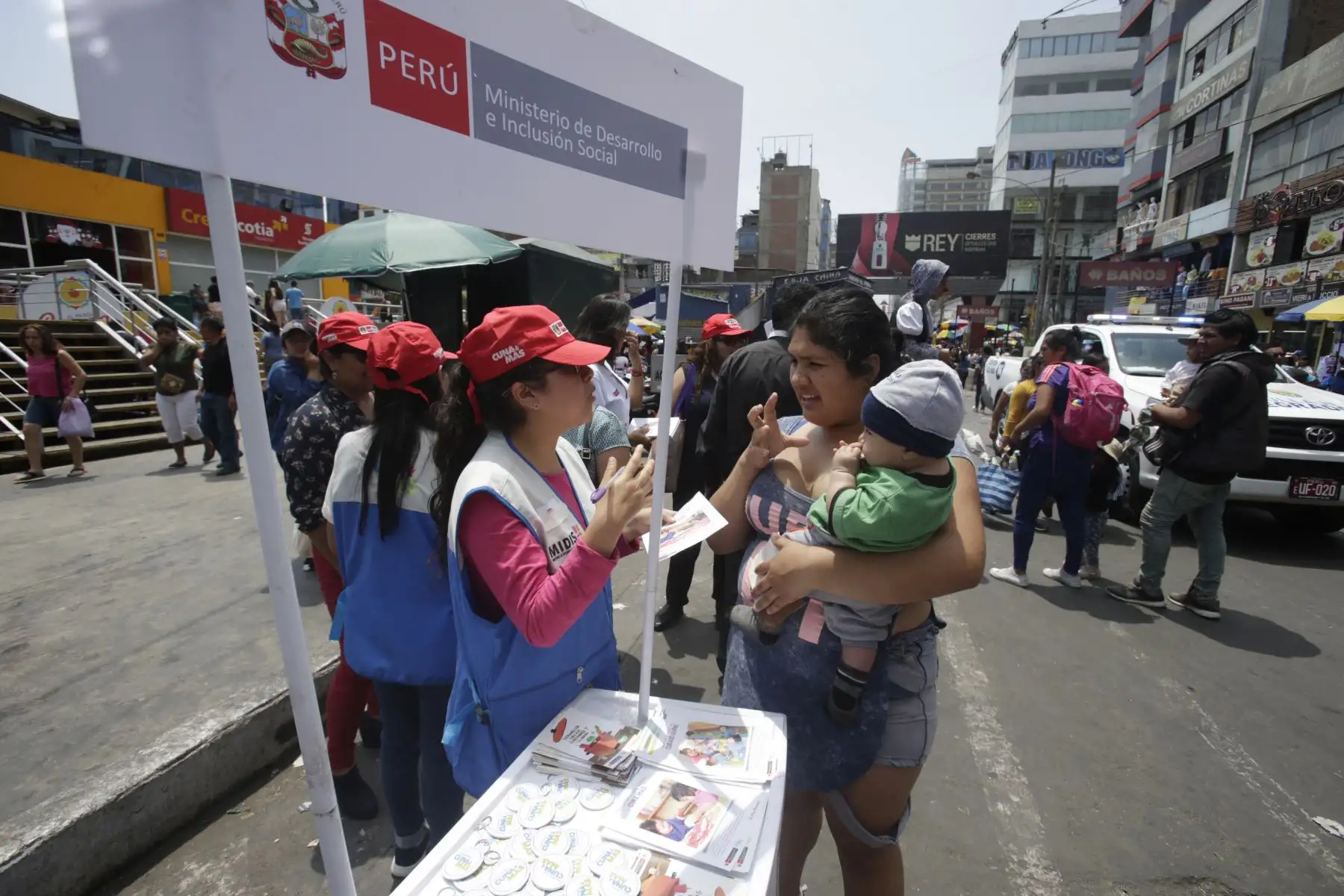 Campaña "Amor de Hierro" en busca de reducir la anemia en el país sensibiliza a la población en los alrededores del Parque Cánepa. Foto: ANDINA/Nathalie Sayago