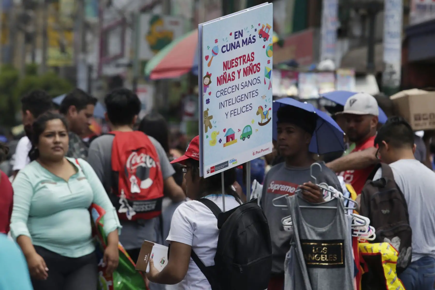 Campaña "Amor de Hierro" en busca de reducir la anemia en el país sensibiliza a la población en los alrededores del Parque Cánepa. Foto: ANDINA/Nathalie Sayago