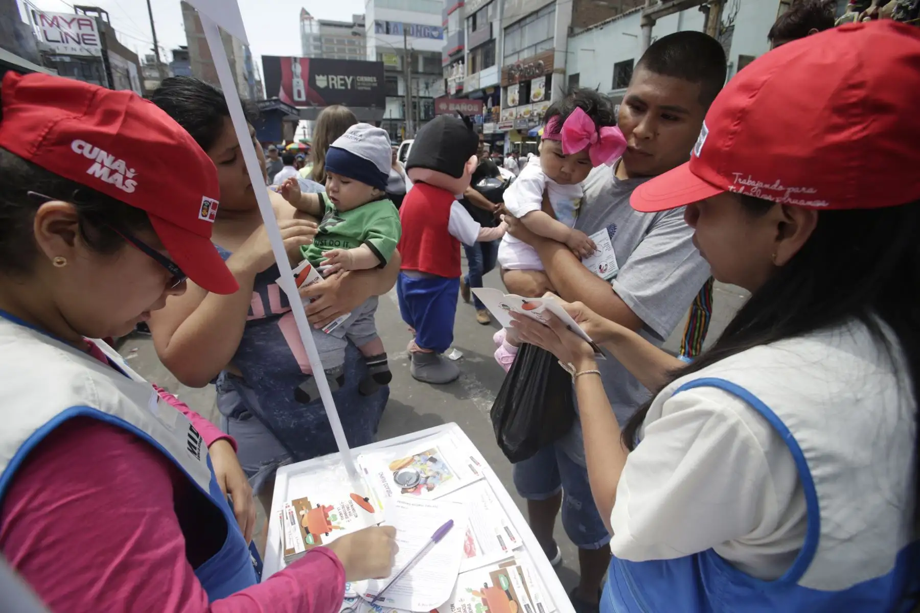 Campaña "Amor de Hierro" en busca de reducir la anemia en el país sensibiliza a la población en los alrededores del Parque Cánepa. Foto: ANDINA/Nathalie Sayago