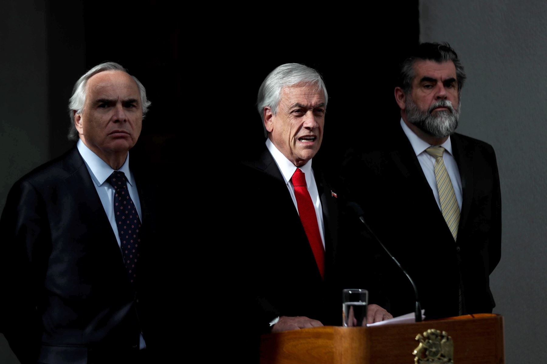 El presidente de Chile, Sebastián Piñera, habla junto al ministro del Interior, Andrés Chadwick, y el subsecretario de la misma cartera, Rodrigo Ubilla  durante una rueda de prensa hoy, en Santiago (Chile) Foto: EFE