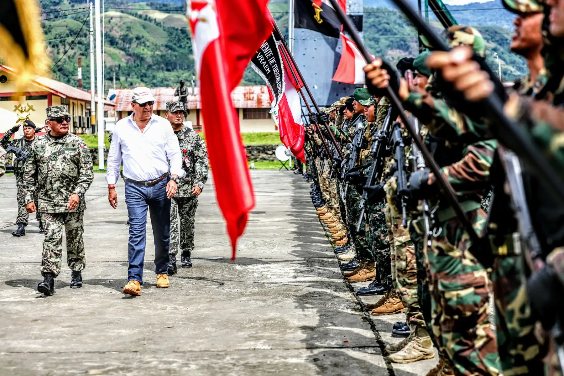 Visita a la base de Pichari por fiestas navideñas por parte del ministro de Defensa José Huertas. Foto: ANDINA/Luis Iparraguirre