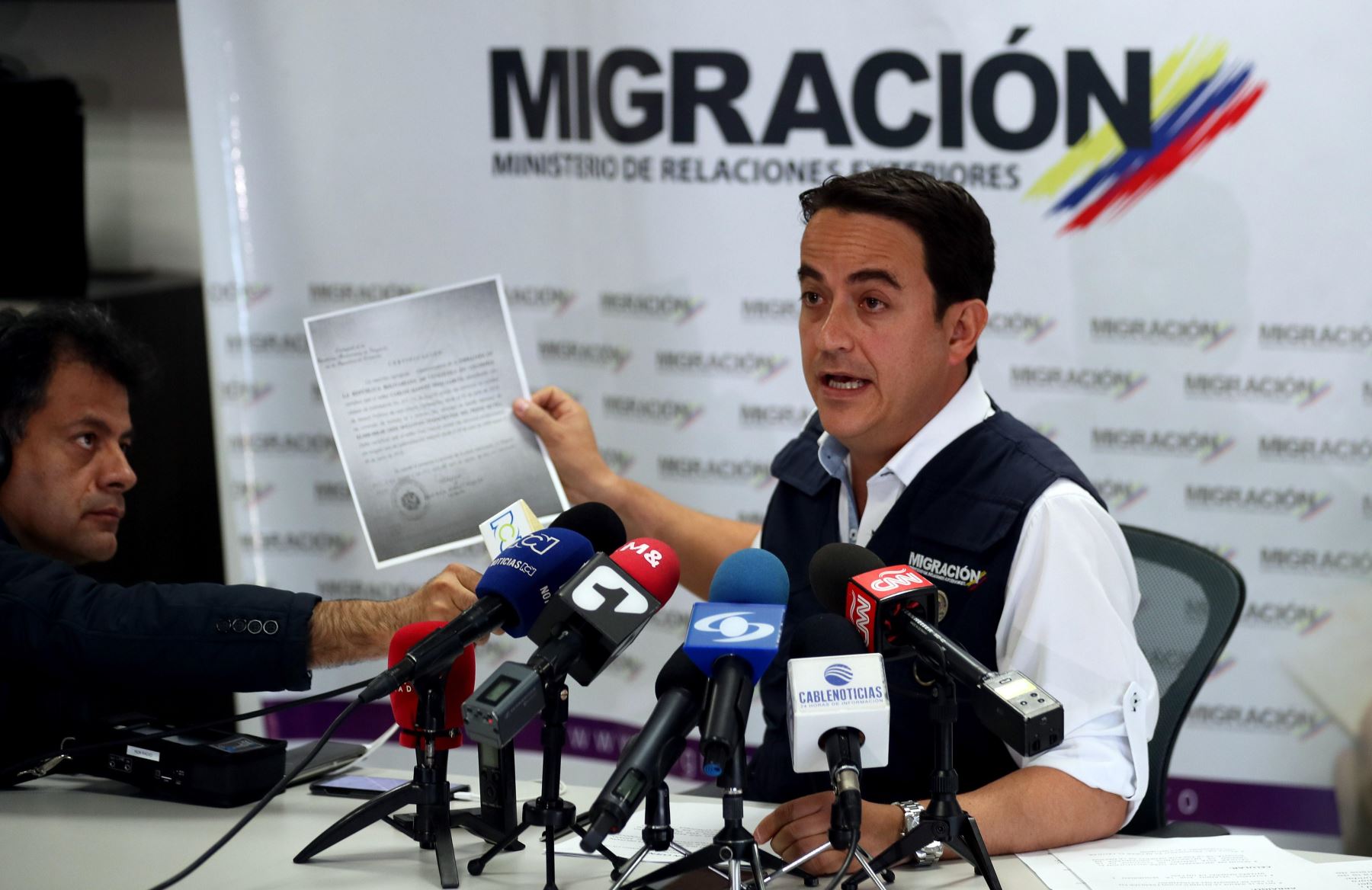 El director de Migración Colombia, Christian Krüeger, habla en rueda de prensa hoy, sobre la expulsión del venezolano Carlos Manuel Pino por presuntamente realizar actividades que atentan contra la seguridad nacional. Foto: EFE