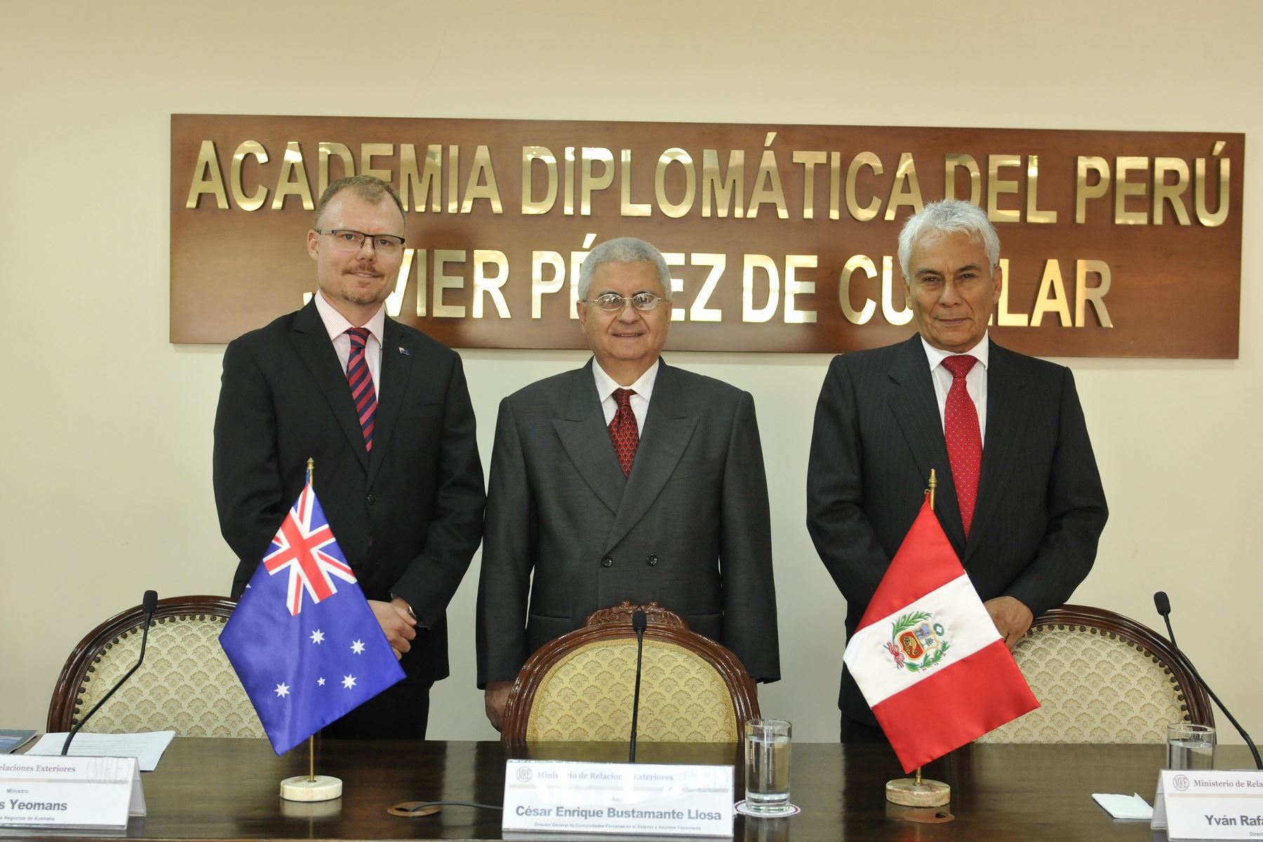Director General de Comunidades Peruanas en el Exterior y Asuntos Consulares de la Cancillería, Embajador Enrique Bustamante; y el Encargado de Negocios de Australia y Jefe de Misión Adjunto, James Fulton Yeomans.