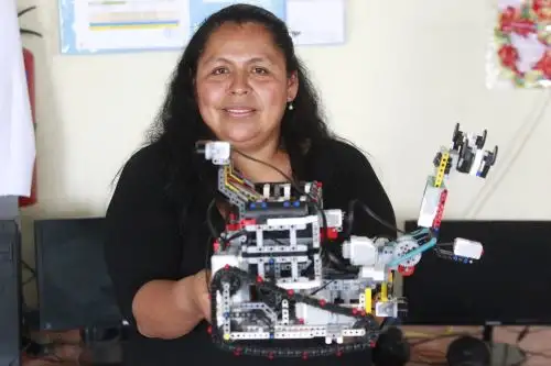 Vilma Bravo Fabián, de 42 años es profesora de matemáticas y siente pasión por motivar en sus alumnos su capacidad de innovar. ANDINA/Eddy Ramos