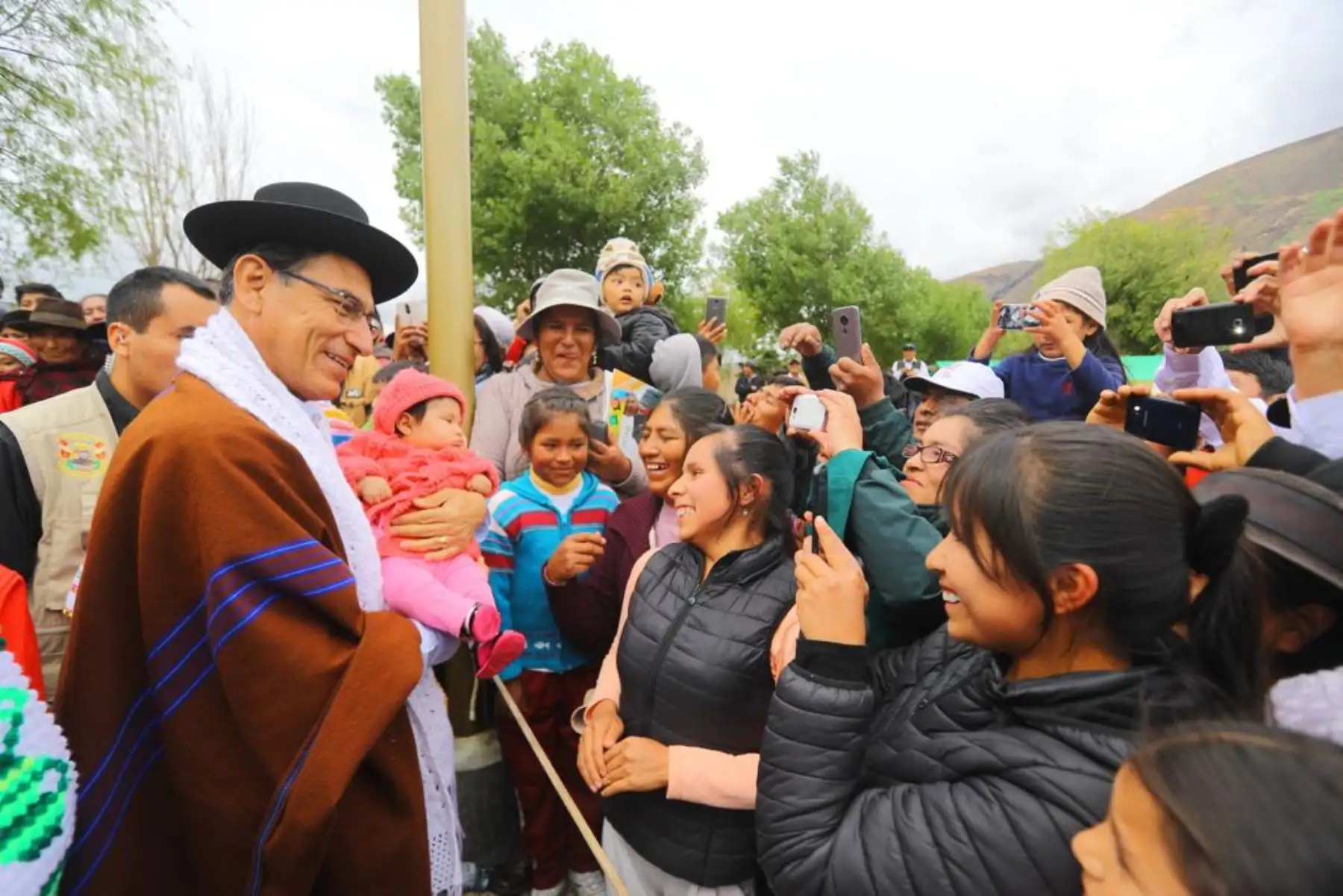 Jefe de Estado, Martín Vizcarra, participa de la entrega de Títulos de Propiedad de Formalización y Titulación de Predios Rústicos en propiedad del Estado, en el distrito de Daniel Hernández, provincia de Tayacaja, región Huancavelica. Foto: ANDINA/Prensa Presidencia