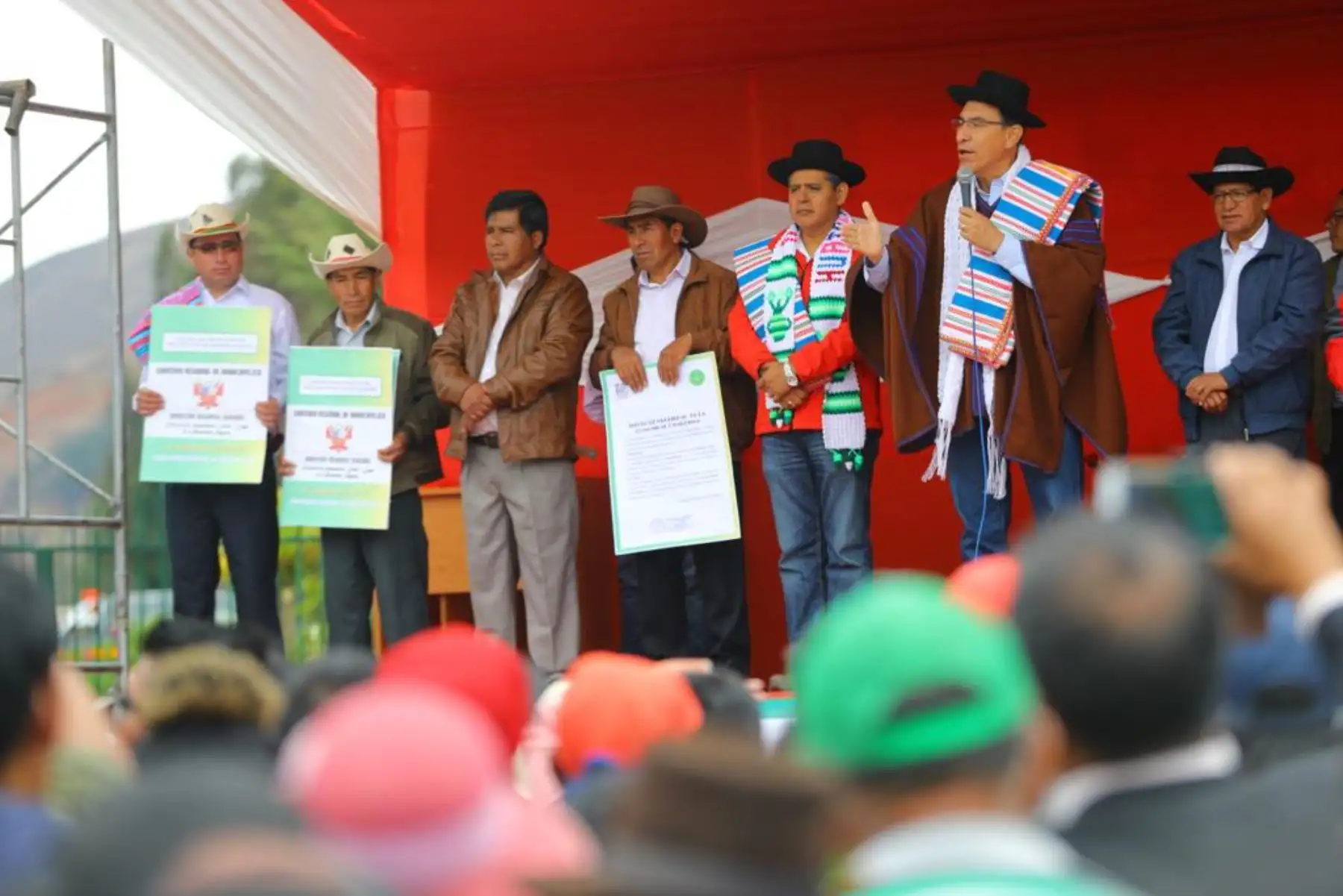 Jefe de Estado, Martín Vizcarra, participa de la entrega de Títulos de Propiedad de Formalización y Titulación de Predios Rústicos en propiedad del Estado, en el distrito de Daniel Hernández, provincia de Tayacaja, región Huancavelica. Foto: ANDINA/Prensa Presidencia