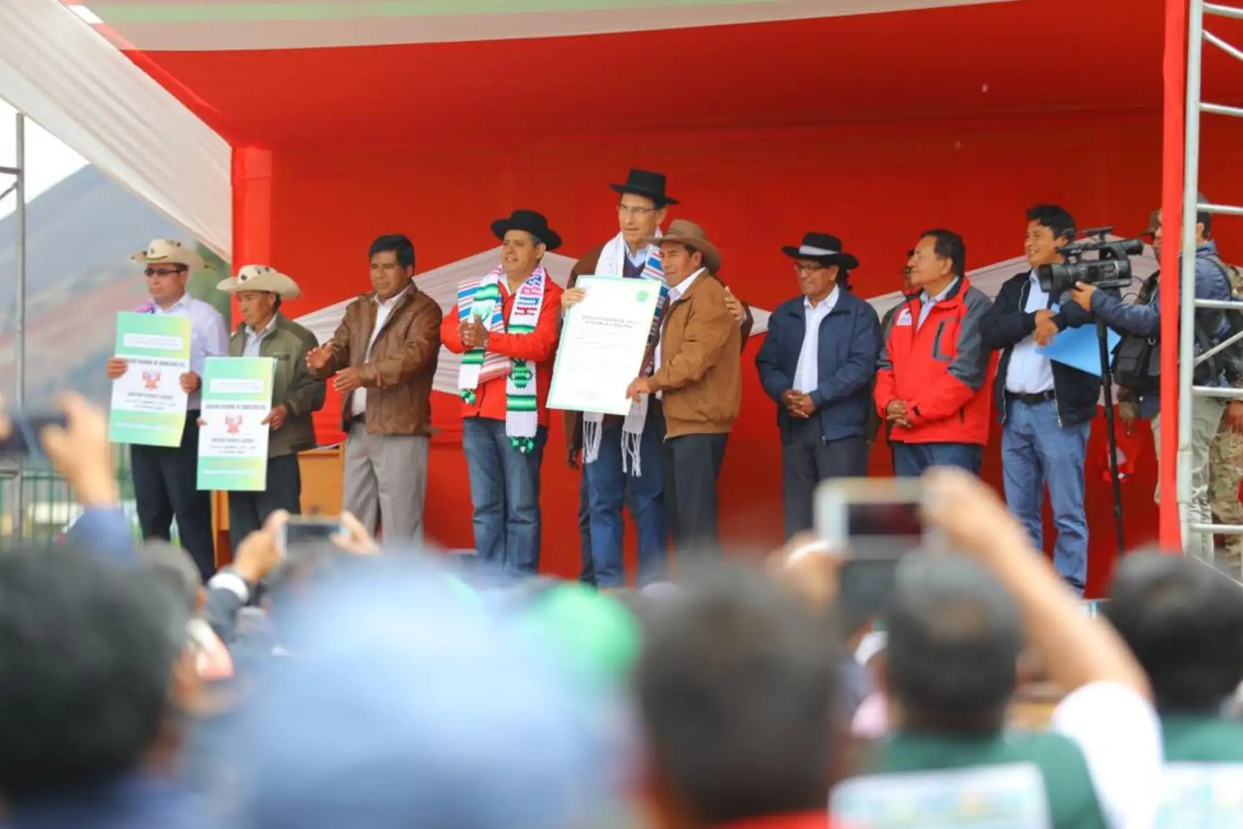 Jefe de Estado, Martín Vizcarra, participa de la entrega de Títulos de Propiedad de Formalización y Titulación de Predios Rústicos en propiedad del Estado, en el distrito de Daniel Hernández, provincia de Tayacaja, región Huancavelica. Foto: ANDINA/Prensa Presidencia