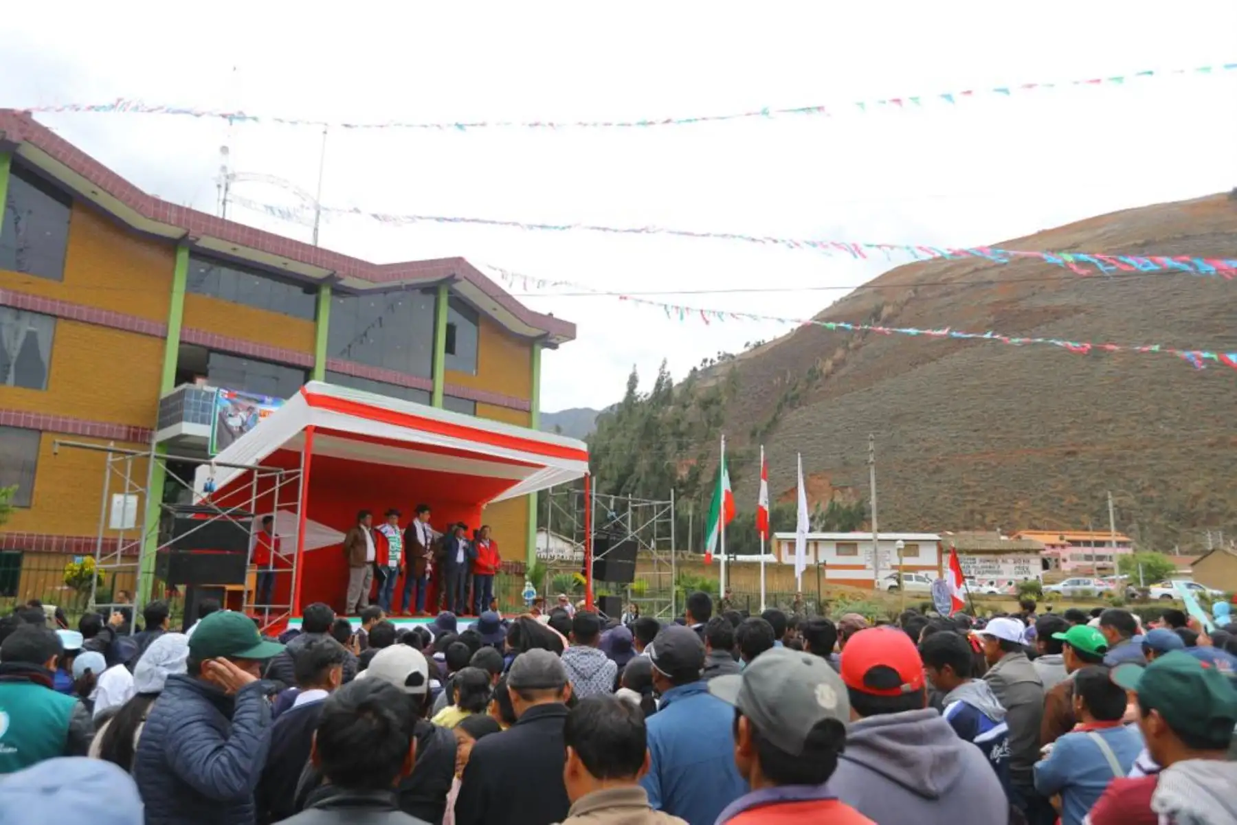 Jefe de Estado, Martín Vizcarra, participa de la entrega de Títulos de Propiedad de Formalización y Titulación de Predios Rústicos en propiedad del Estado, en el distrito de Daniel Hernández, provincia de Tayacaja, región Huancavelica. Foto: ANDINA/Prensa Presidencia