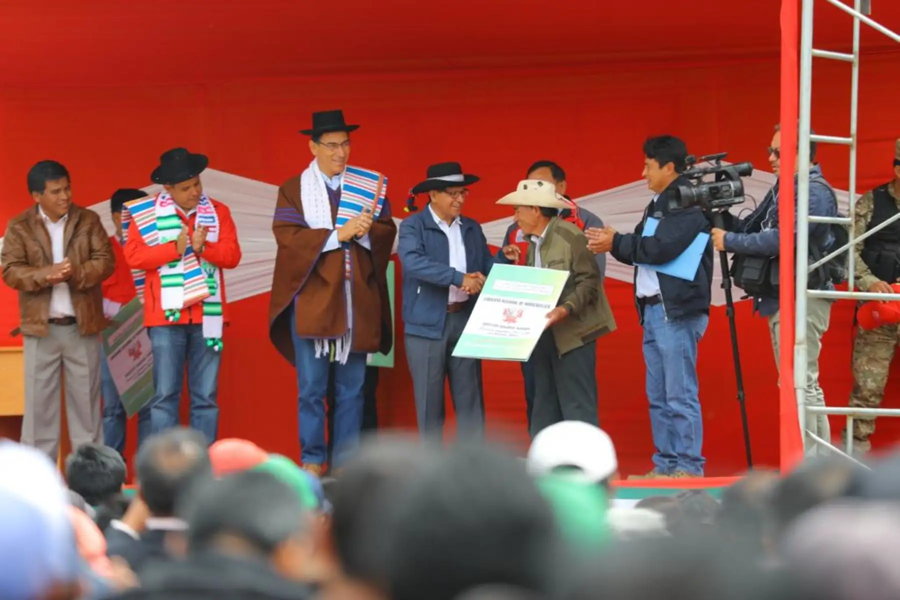 Jefe de Estado, Martín Vizcarra, participa de la entrega de Títulos de Propiedad de Formalización y Titulación de Predios Rústicos en propiedad del Estado, en el distrito de Daniel Hernández, provincia de Tayacaja, región Huancavelica. Foto: ANDINA/Prensa Presidencia