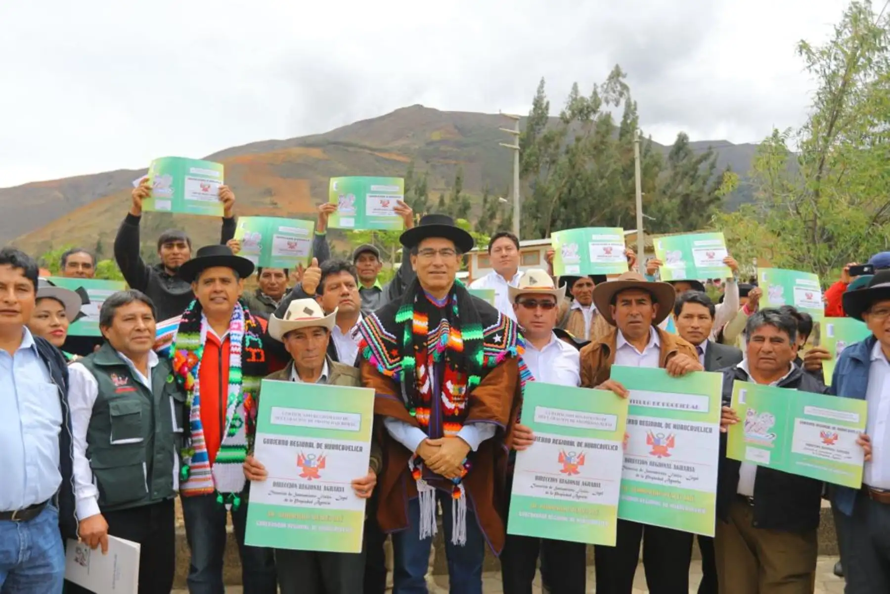 Jefe de Estado, Martín Vizcarra, participa de la entrega de Títulos de Propiedad de Formalización y Titulación de Predios Rústicos en propiedad del Estado, en el distrito de Daniel Hernández, provincia de Tayacaja, región Huancavelica. Foto: ANDINA/Prensa Presidencia