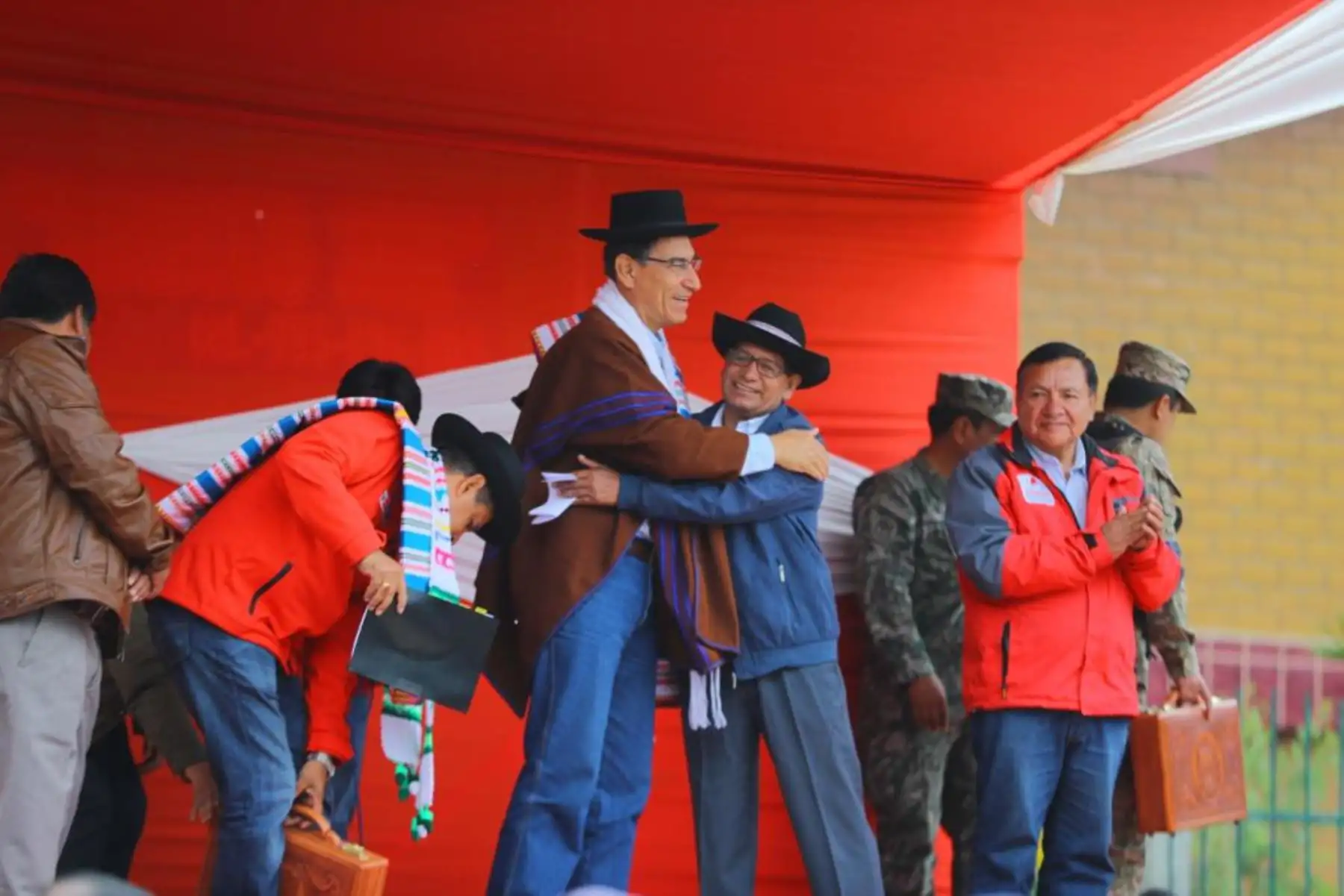 Jefe de Estado, Martín Vizcarra, participa de la entrega de Títulos de Propiedad de Formalización y Titulación de Predios Rústicos en propiedad del Estado, en el distrito de Daniel Hernández, provincia de Tayacaja, región Huancavelica. Foto: ANDINA/Prensa Presidencia