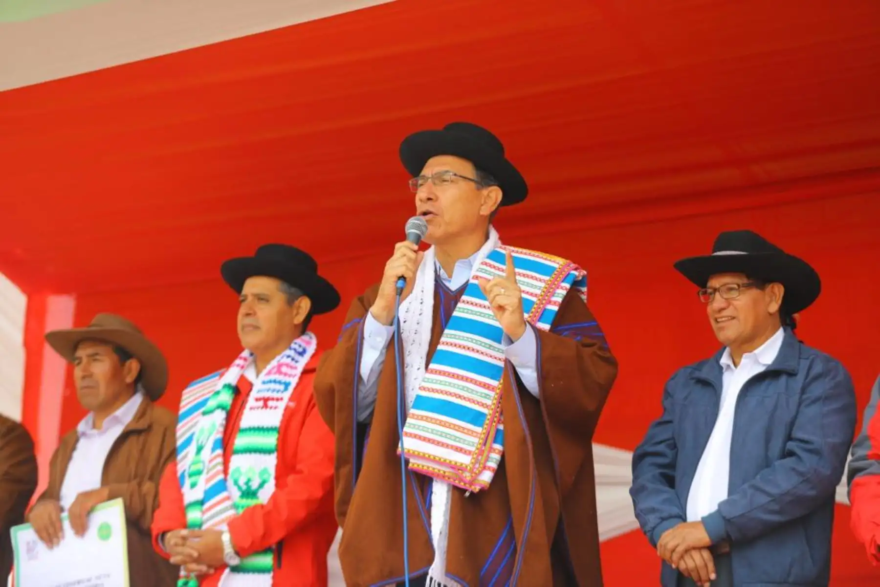 Jefe de Estado, Martín Vizcarra, participa de la entrega de Títulos de Propiedad de Formalización y Titulación de Predios Rústicos en propiedad del Estado, en el distrito de Daniel Hernández, provincia de Tayacaja, región Huancavelica. Foto: ANDINA/Prensa Presidencia