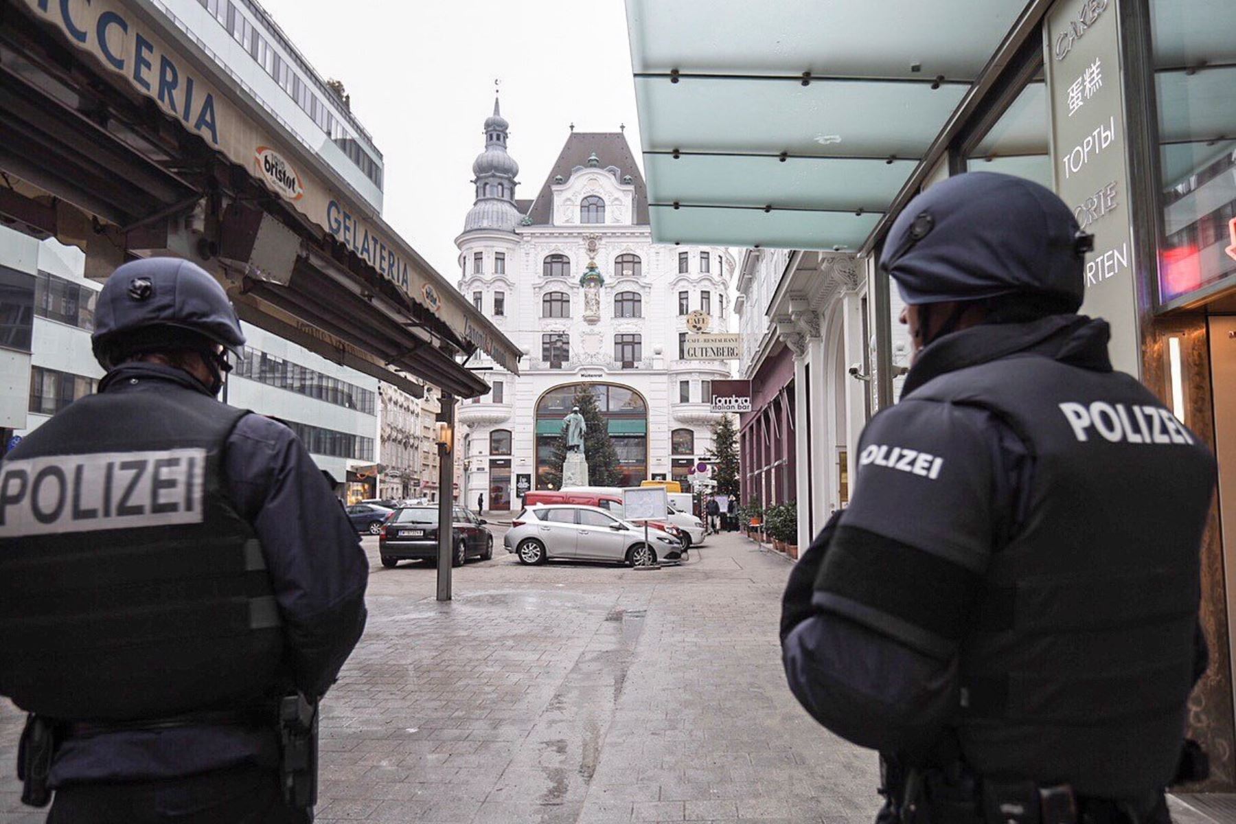 Agentes de policía permanecen en guardia en el lugar de un tiroteo en el centro de Viena, Austria Foto: AFP