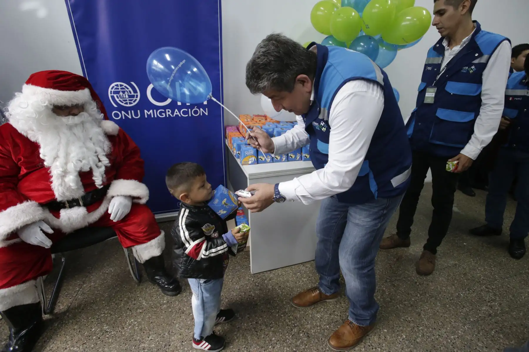 Papá Noel alegró a niños peruanos y extranjeros en la sede central de Migraciones. Foto: ANDINA/Nathalie Sayago