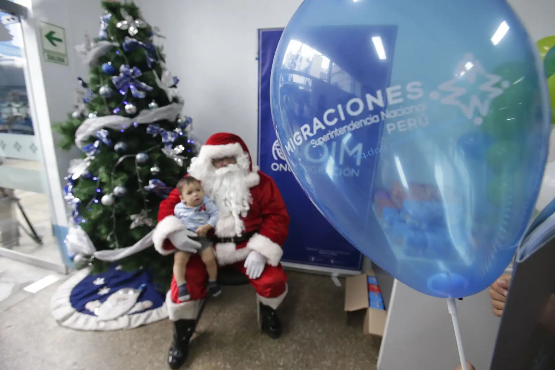 Papá Noel alegró a niños peruanos y extranjeros en la sede central de Migraciones. Foto: ANDINA/Nathalie Sayago
