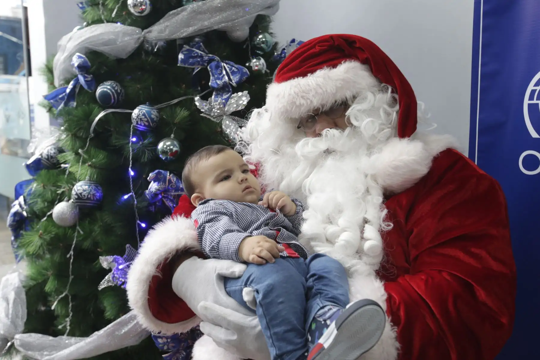 Papá Noel alegró a niños peruanos y extranjeros en la sede central de Migraciones. Foto: ANDINA/Nathalie Sayago