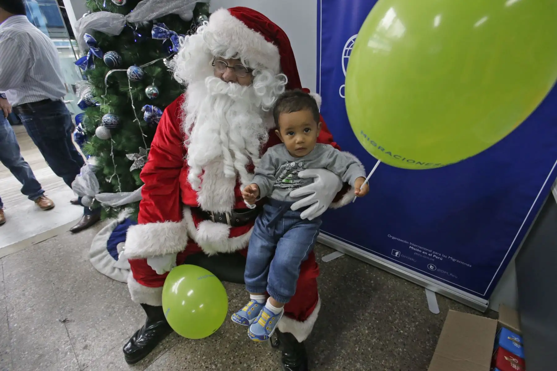 Papá Noel alegró a niños peruanos y extranjeros en la sede central de Migraciones. Foto: ANDINA/Nathalie Sayago