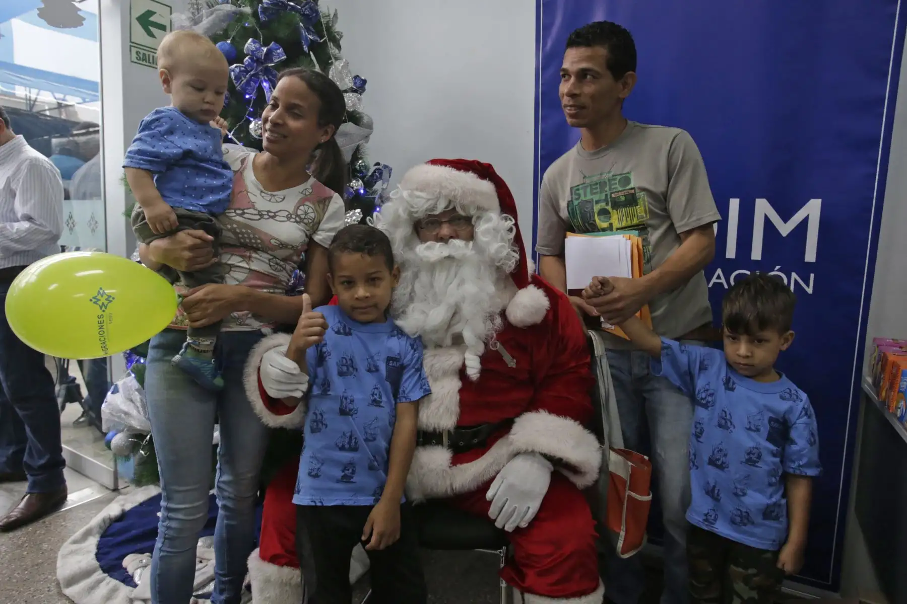 Papá Noel alegró a niños peruanos y extranjeros en la sede central de Migraciones. Foto: ANDINA/Nathalie Sayago