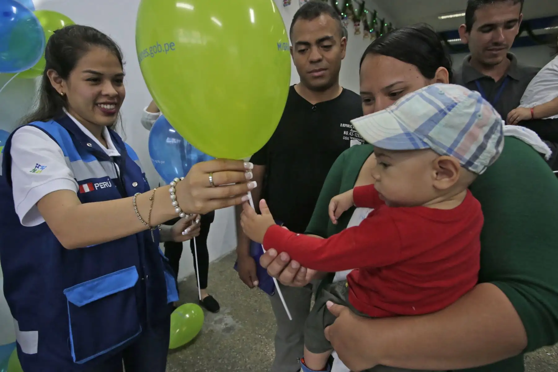 Papá Noel alegró a niños peruanos y extranjeros en la sede central de Migraciones. Foto: ANDINA/Nathalie Sayago