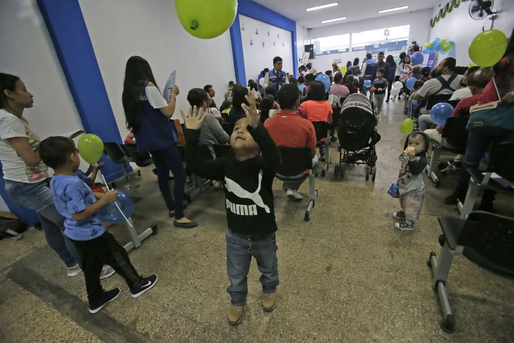 Papá Noel alegró a niños peruanos y extranjeros en la sede central de Migraciones. Foto: ANDINA/Nathalie Sayago