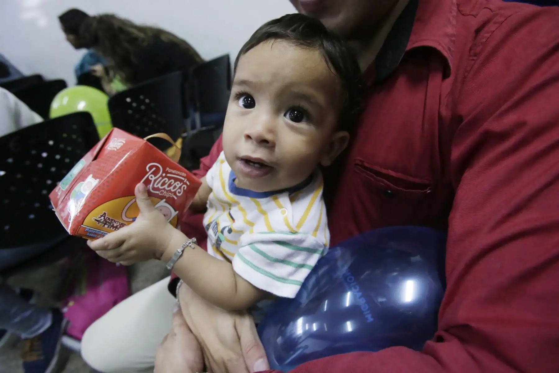 Papá Noel alegró a niños peruanos y extranjeros en la sede central de Migraciones. Foto: ANDINA/Nathalie Sayago
