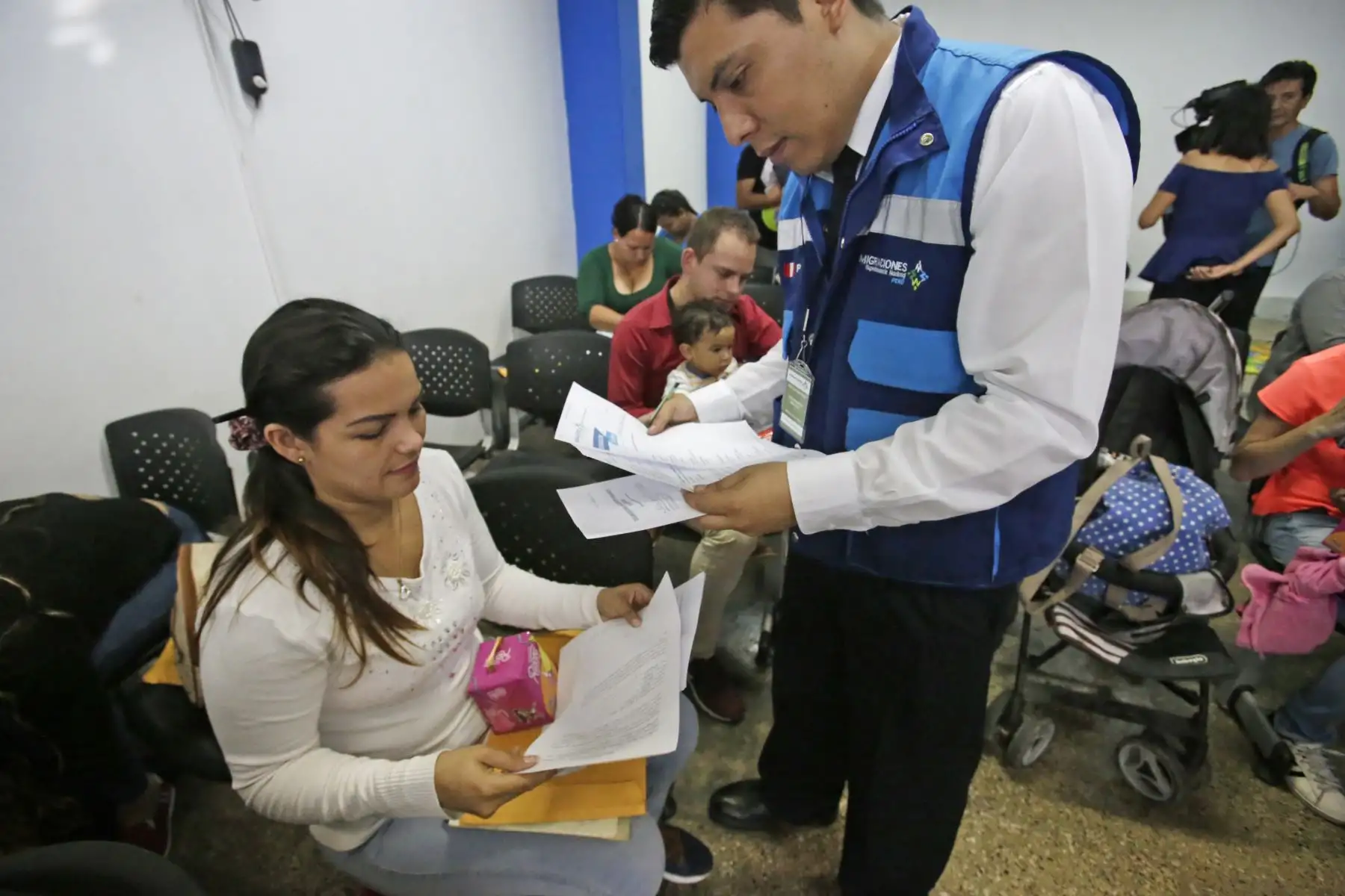 Papá Noel alegró a niños peruanos y extranjeros en la sede central de Migraciones. Foto: ANDINA/Nathalie Sayago