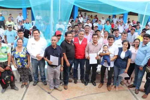 Ministro de Agricultura y Riego, Gustavo Mostajo, junto a pequeños productores.