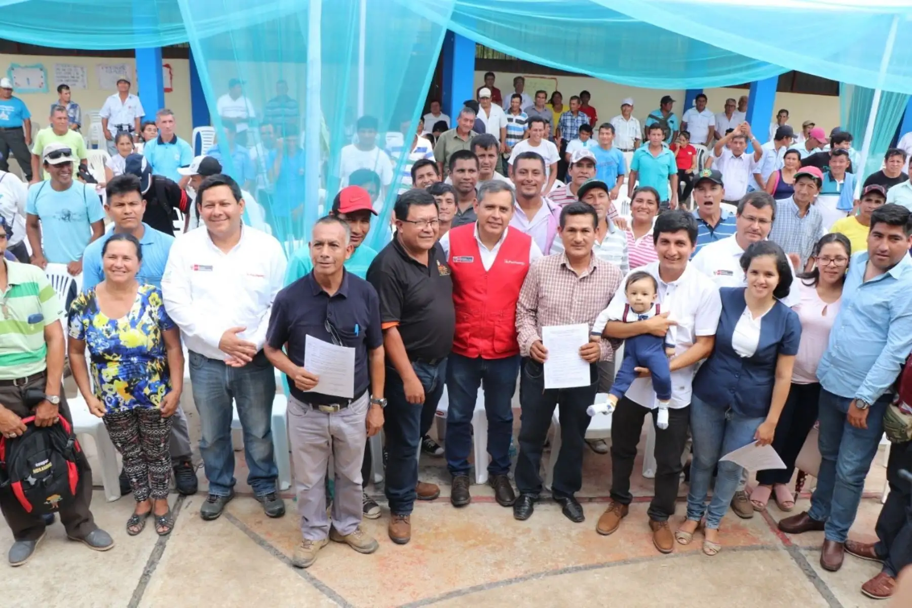 Ministro de Agricultura y Riego, Gustavo Mostajo, junto a pequeños productores.