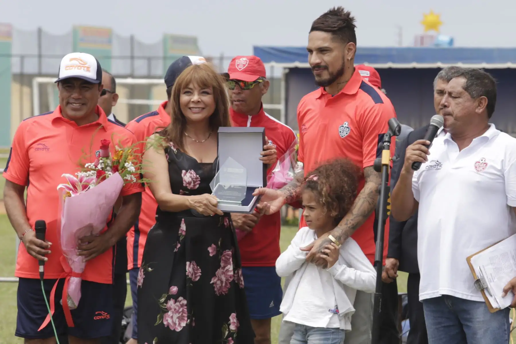 La ministra de Desarrollo e Inclusión Social, Liliana La Rosa nombra al jugador Paolo Guerrero embajador de lucha contra la anemia Foto: ANDINA/Nathalie Sayago