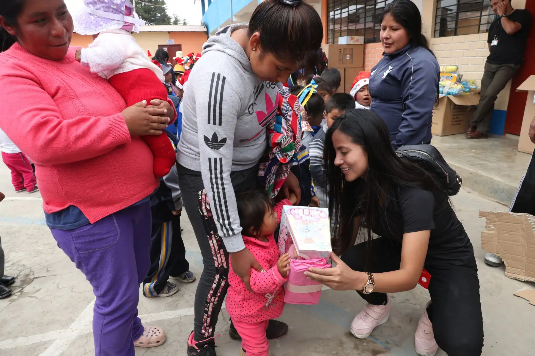 Trabajadores del despacho presidencial  entregan regalos navideños a niños de San Pedro de Casta y Comunidad Shipiba de Santa Eulalia. Foto: ANDINA/Melina Mejía