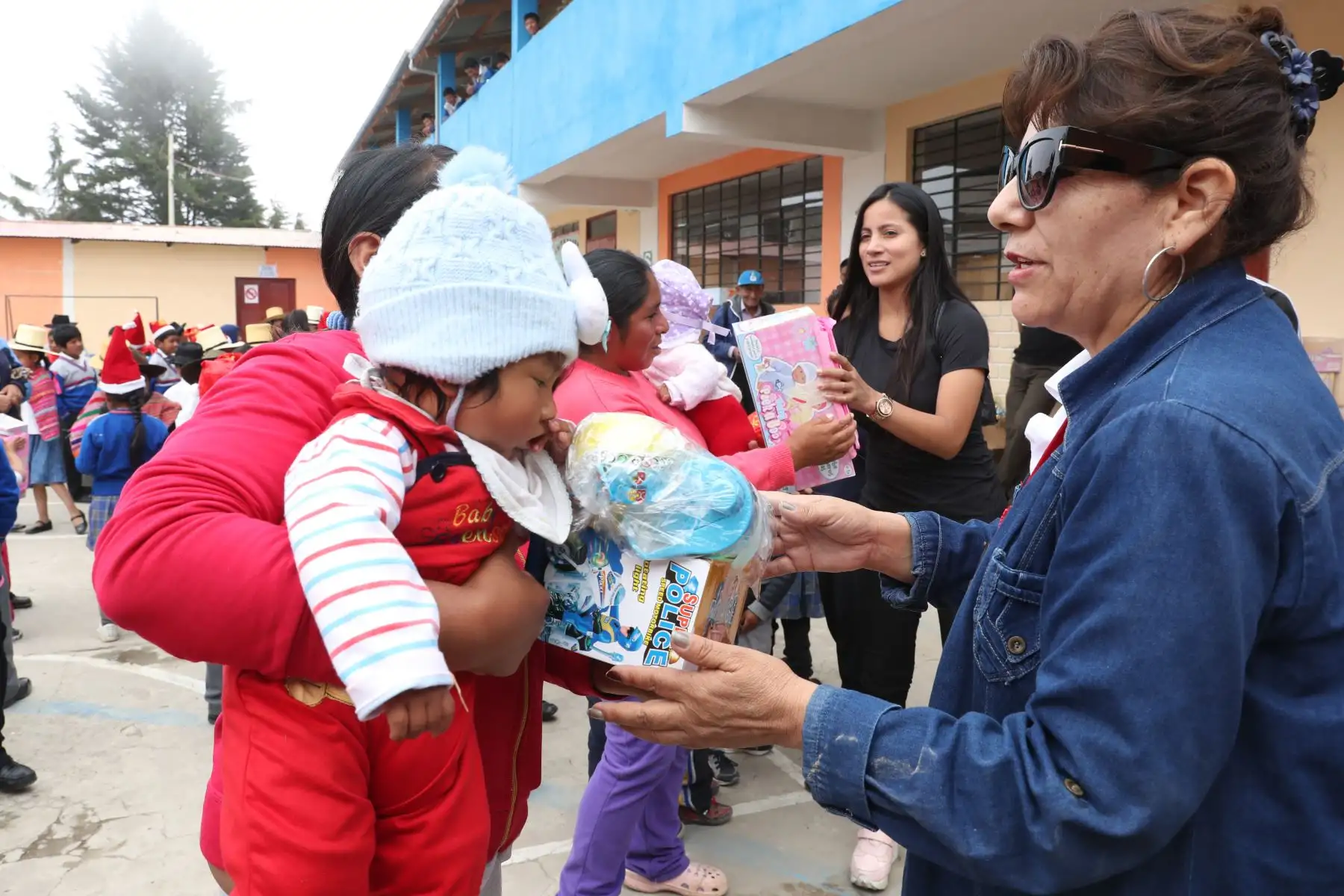 Trabajadores del despacho presidencial  entregan regalos navideños a niños de San Pedro de Casta y Comunidad Shipiba de Santa Eulalia. Foto: ANDINA/Melina Mejía