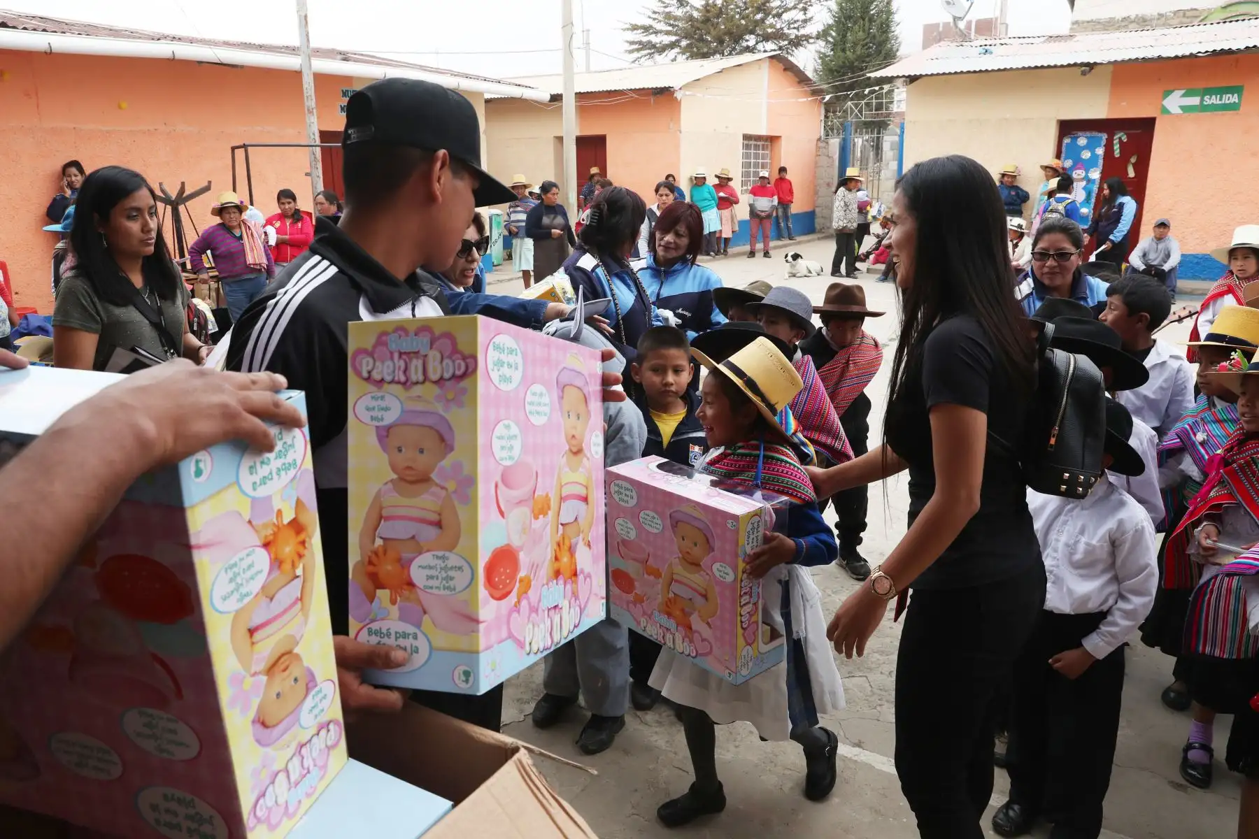 Trabajadores del despacho presidencial  entregan regalos navideños a niños de San Pedro de Casta y Comunidad Shipiba de Santa Eulalia. Foto: ANDINA/Melina Mejía
