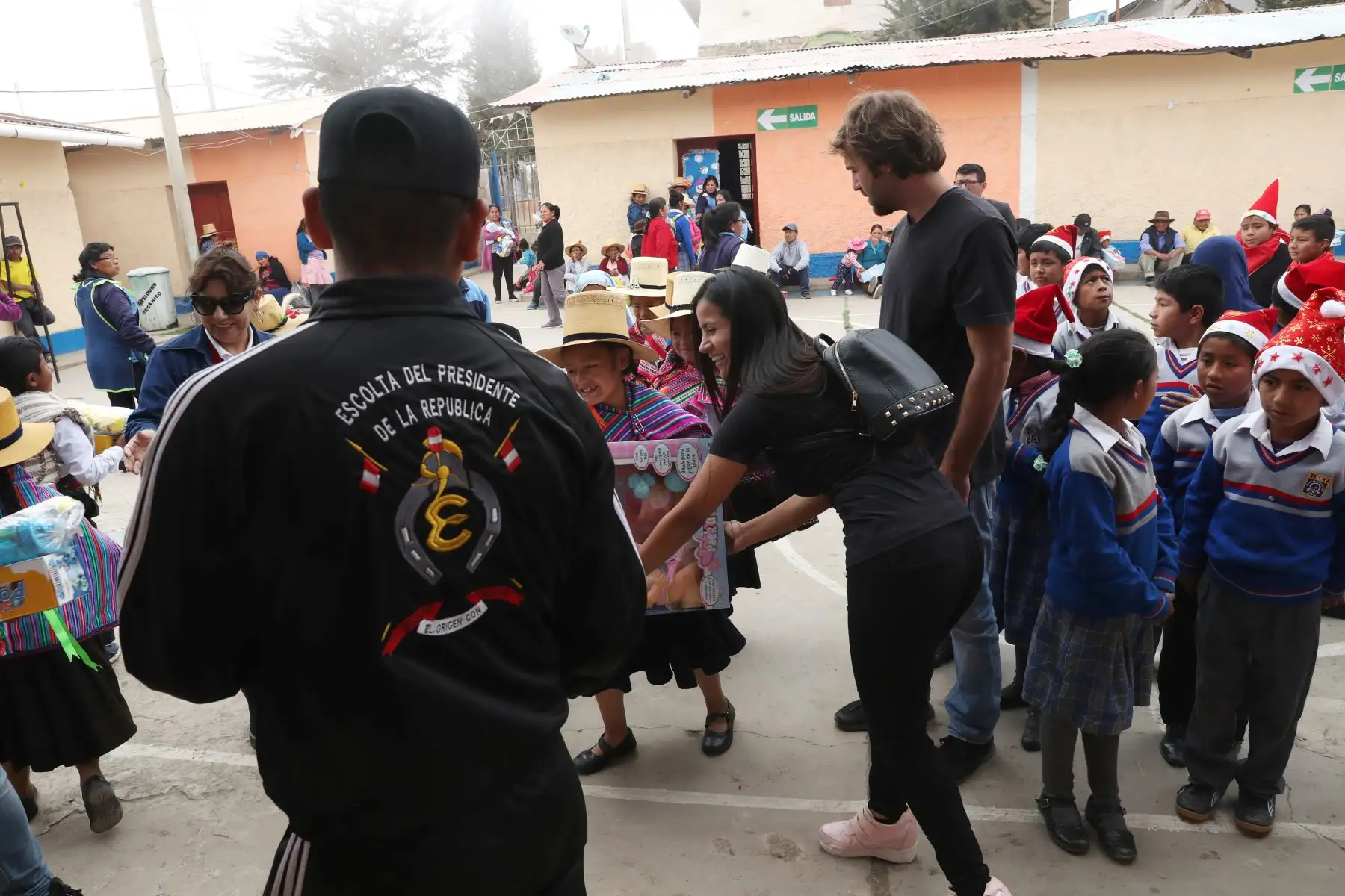 Trabajadores del despacho presidencial  entregan regalos navideños a niños de San Pedro de Casta y Comunidad Shipiba de Santa Eulalia. Foto: ANDINA/Melina Mejía