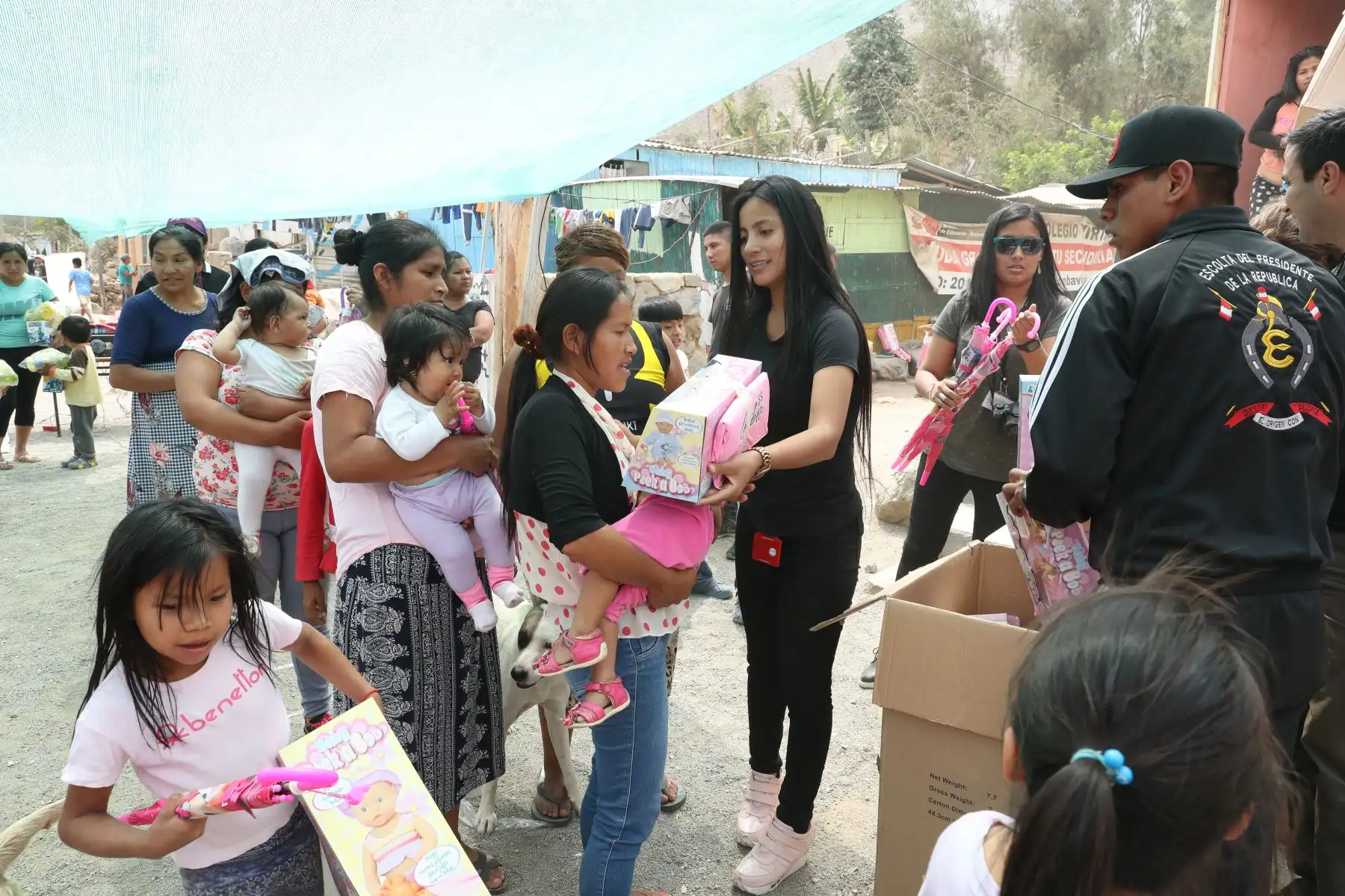 Trabajadores del despacho presidencial  entregan regalos navideños a niños de San Pedro de Casta y Comunidad Shipiba de Santa Eulalia. Foto: ANDINA/Melina Mejía