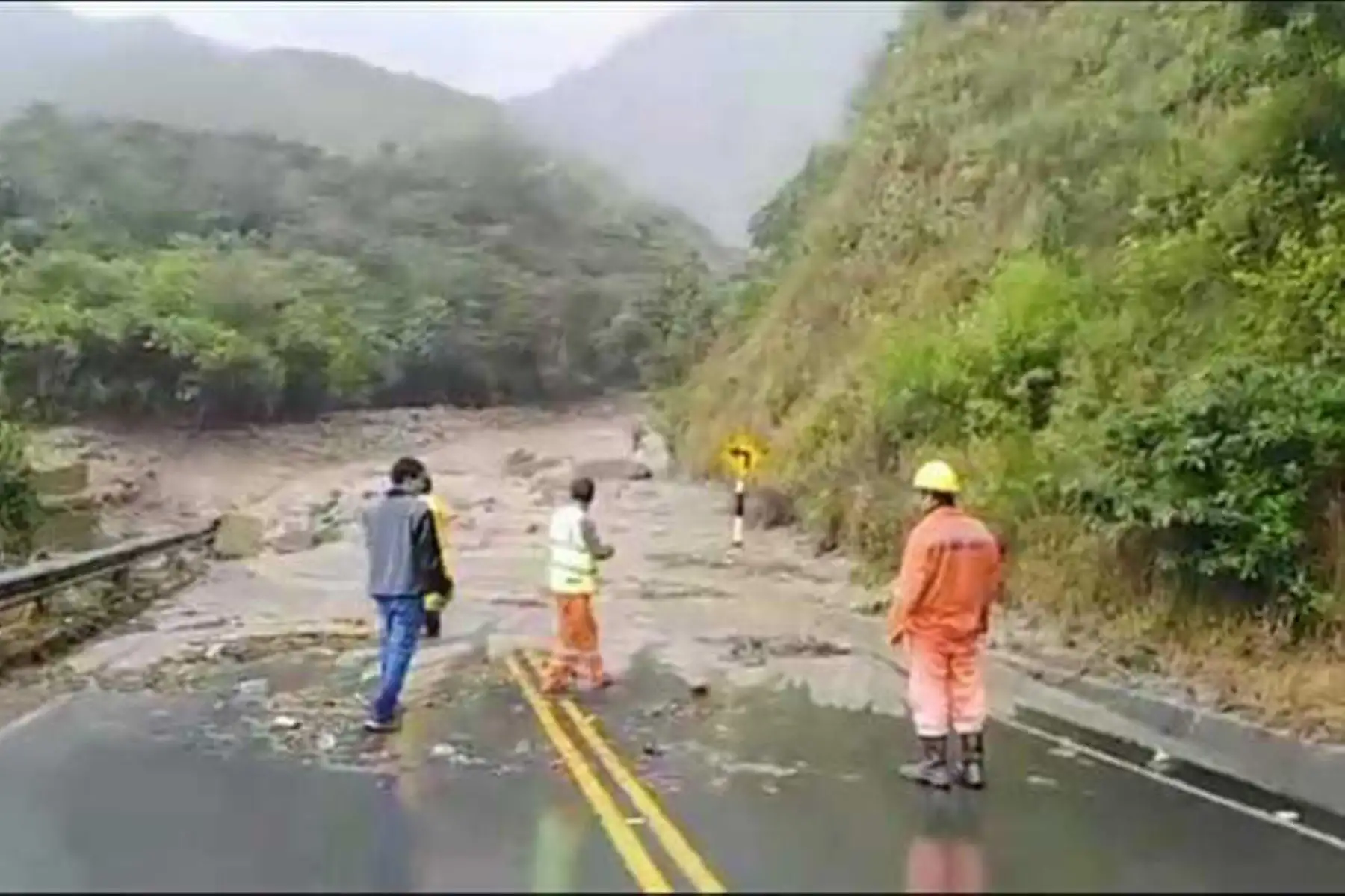 Caída de un huaico de grandes proporciones en el sector Choquellohuanca, en el distrito de Huayopata, provincia cusqueña de La Convención.