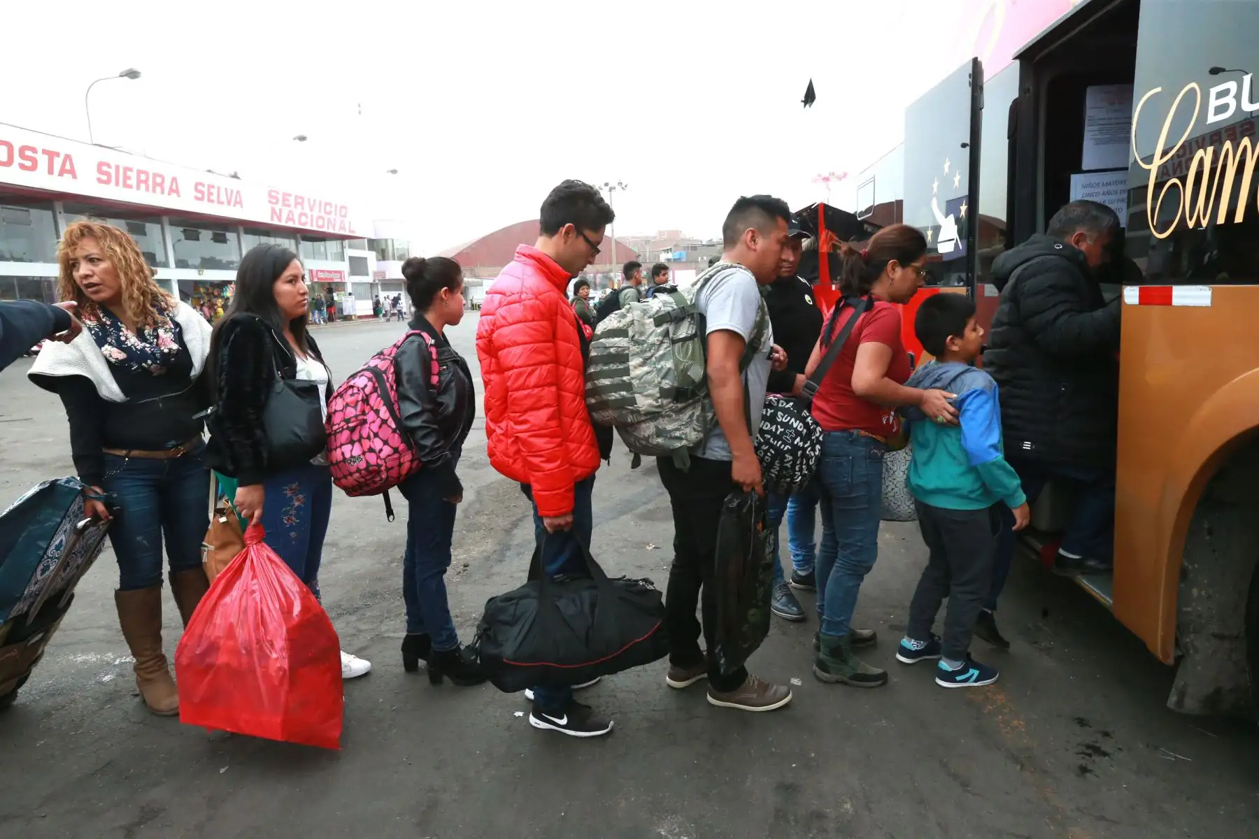 SUTRAN, entidad adscrita al Ministerio de Transportes y Comunicaciones, brinda recomendaciones a conductores y pasajeros a fin de que puedan tener un viaje seguro y eviten accidentes en las vías nacionales Foto: ANDINA/Norman Córdova