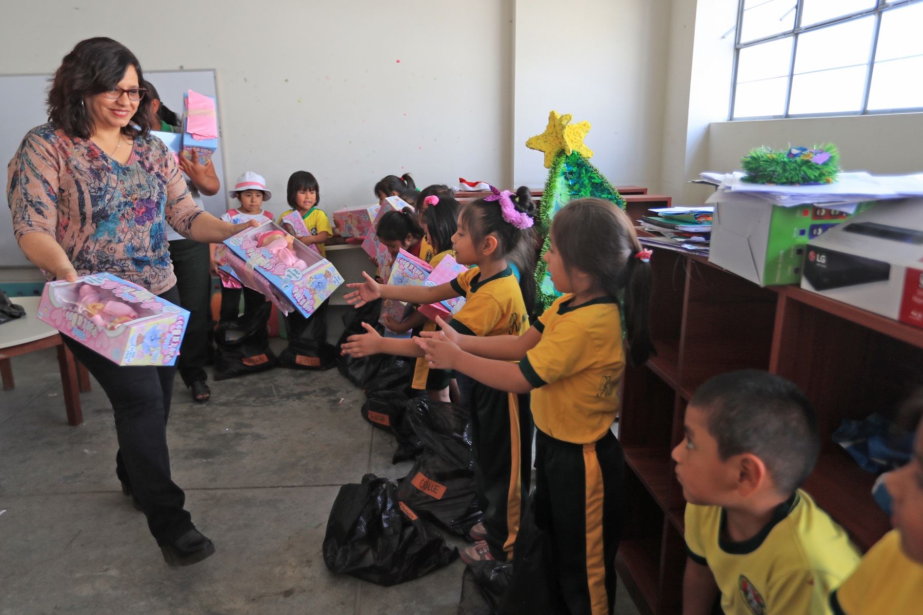 Primera Dama, Maribel Díaz, entrega regalos a niños y niñas de Pachacámac y Manchay. Foto: Difusión.